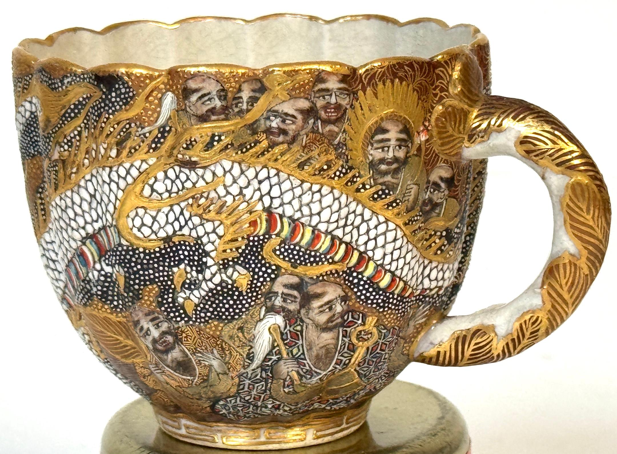 Tasse et soucoupe Dragons et Immortels de Satsuma par Kitagawa-zō, signée Dai Nippon en vente 3