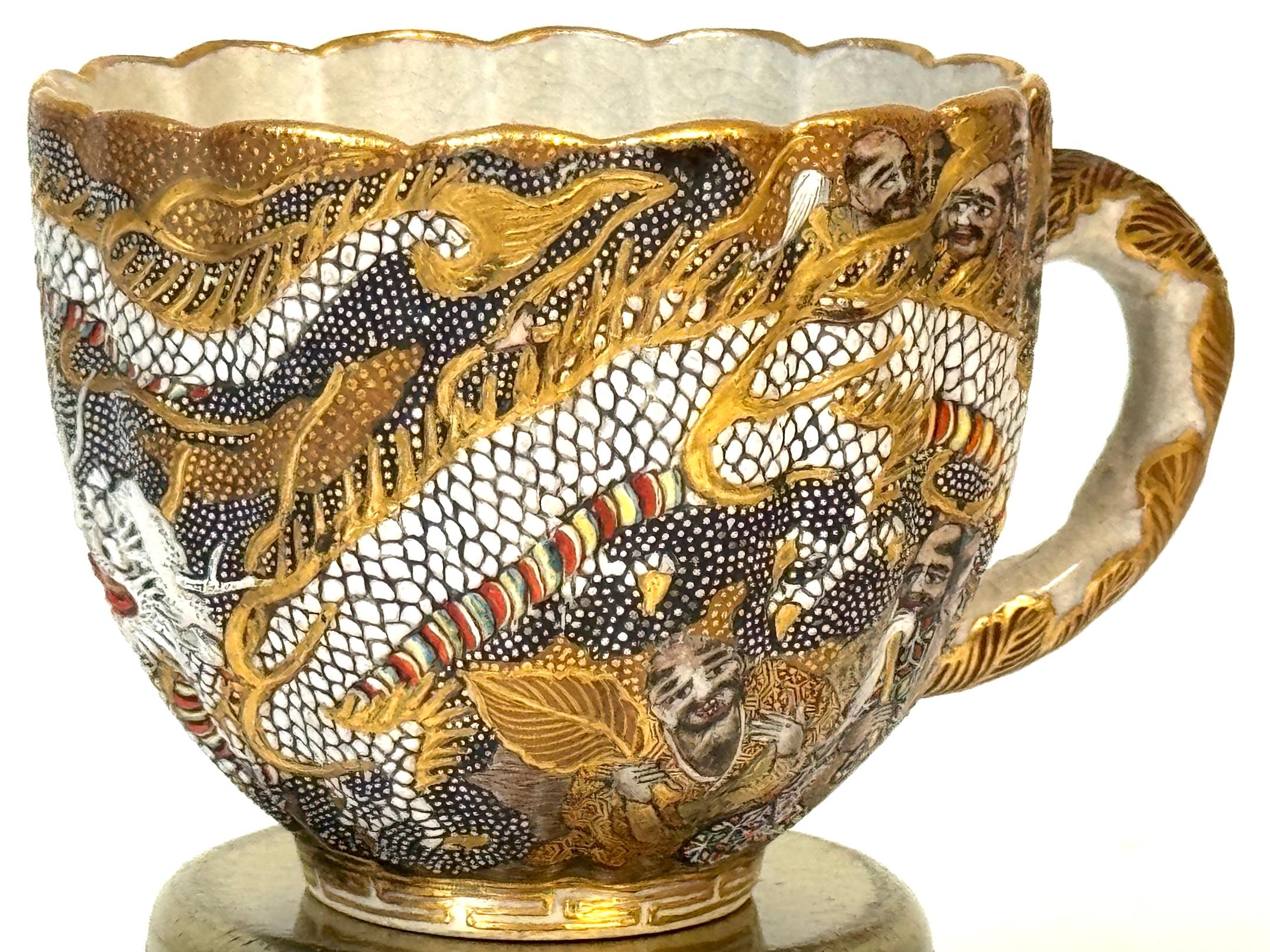 Tasse et soucoupe Dragons et Immortels de Satsuma par Kitagawa-zō, signée Dai Nippon en vente 4