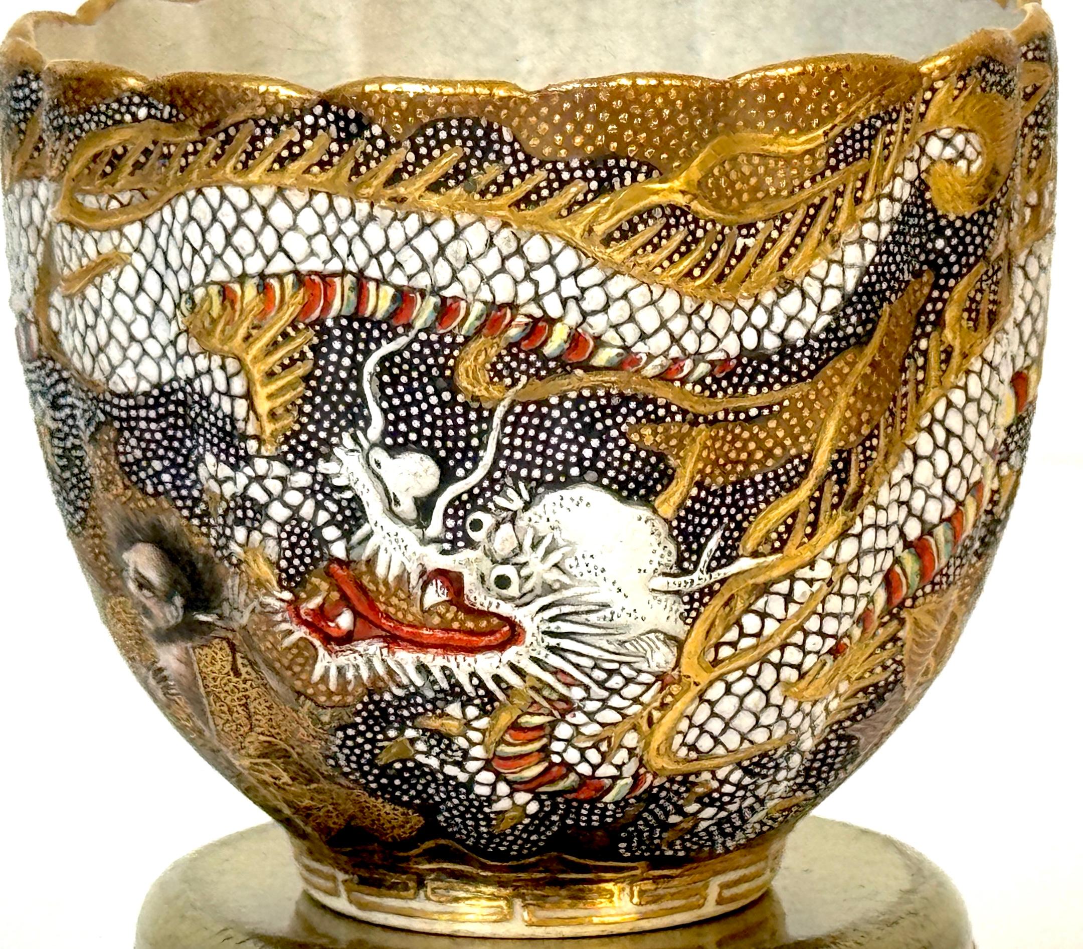 Tasse et soucoupe Dragons et Immortels de Satsuma par Kitagawa-zō, signée Dai Nippon en vente 5