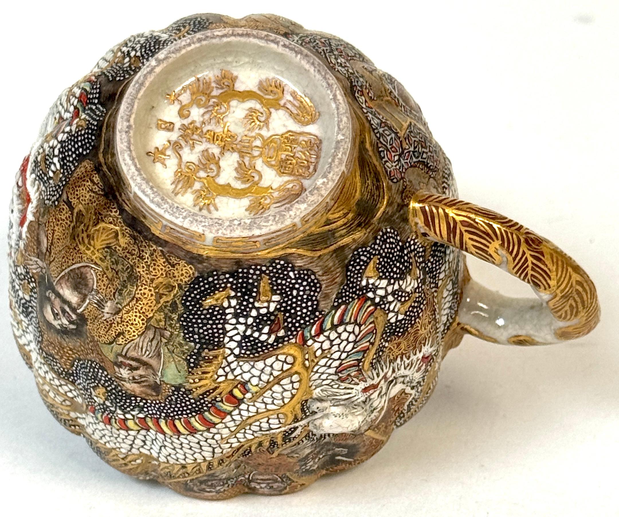 Tasse et soucoupe Dragons et Immortels de Satsuma par Kitagawa-zō, signée Dai Nippon en vente 7