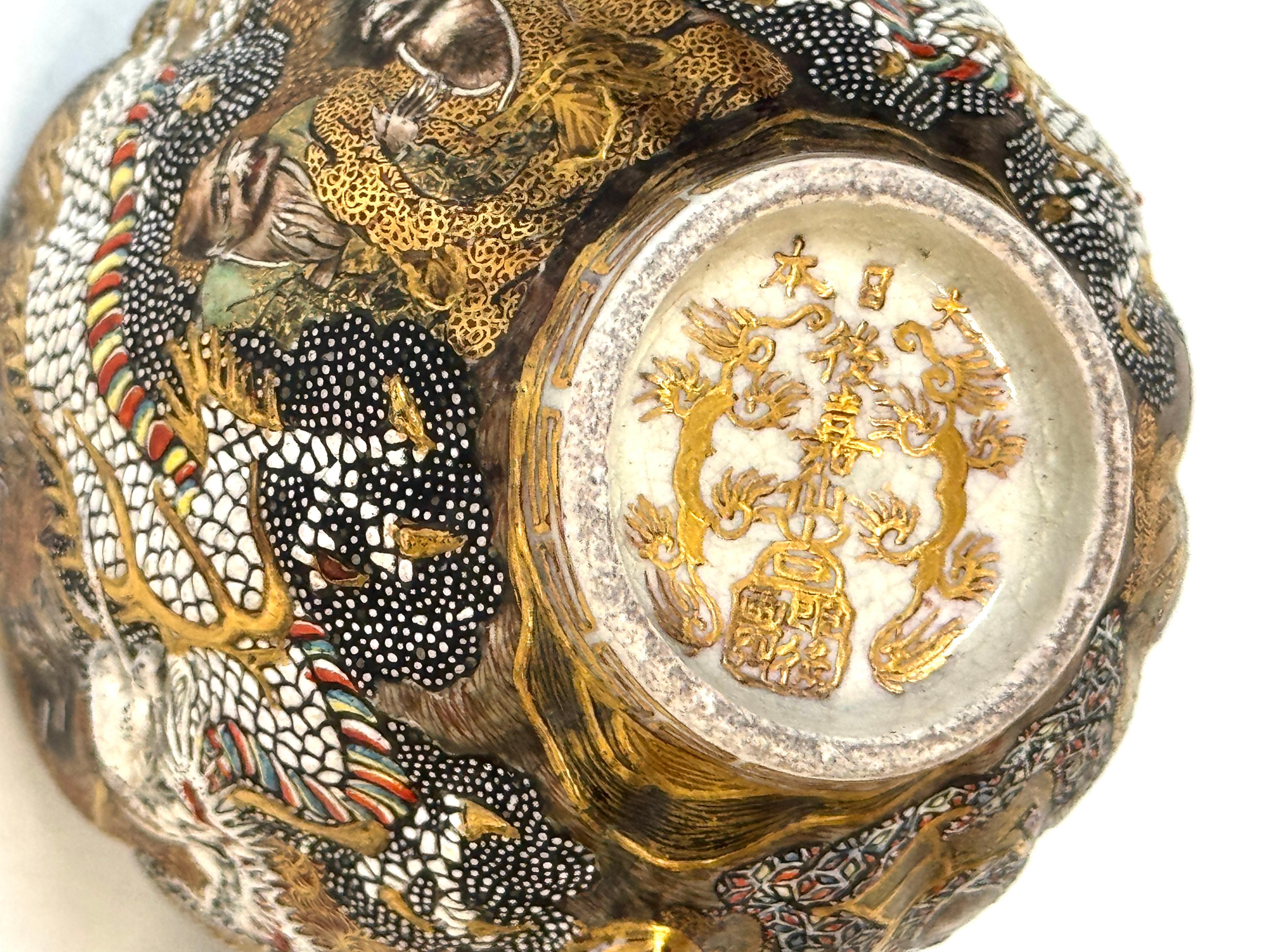 Tasse et soucoupe Dragons et Immortels de Satsuma par Kitagawa-zō, signée Dai Nippon en vente 8
