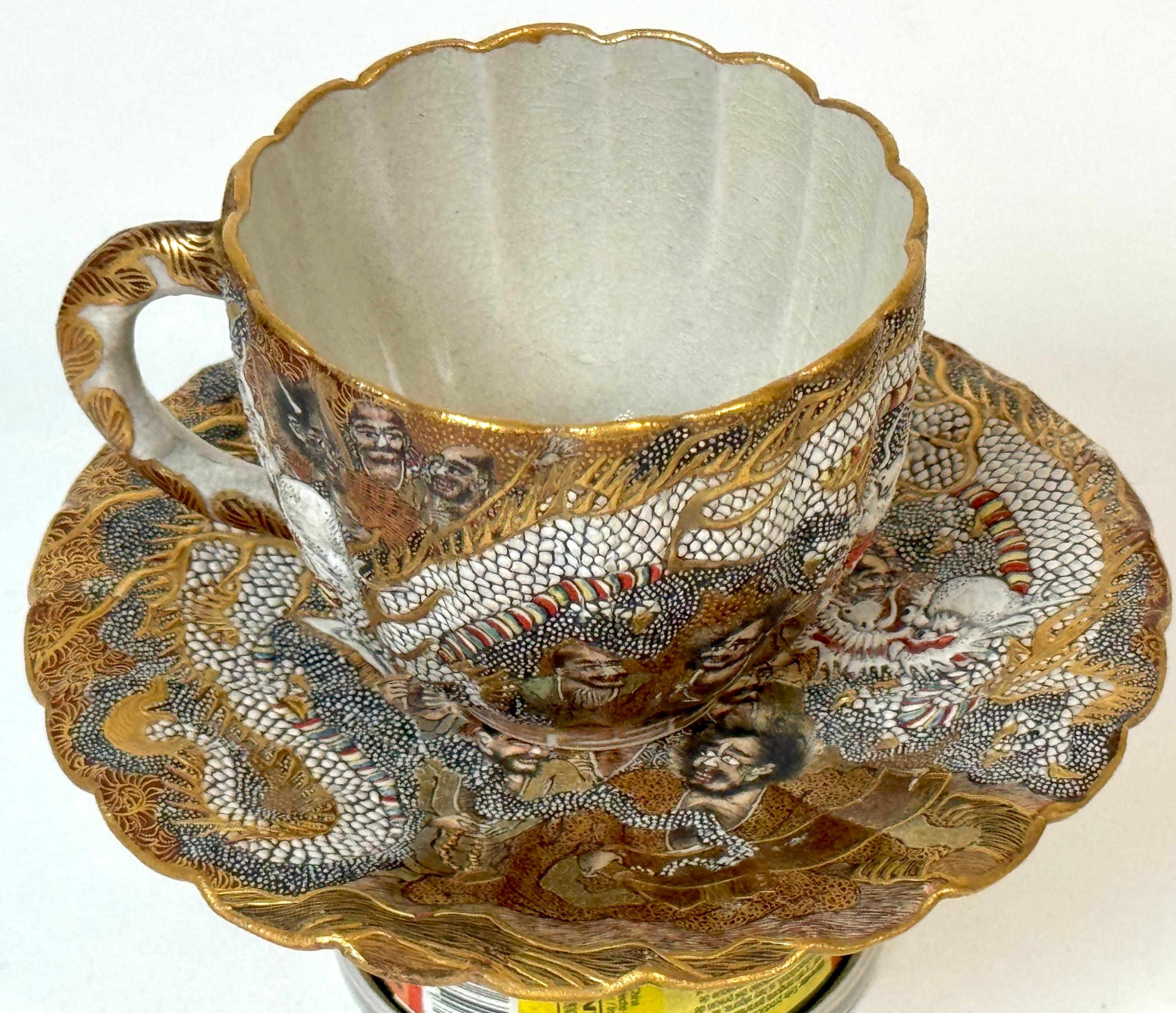 Tasse et soucoupe Dragons et Immortels de Satsuma par Kitagawa-zō, signée Dai Nippon en vente 11