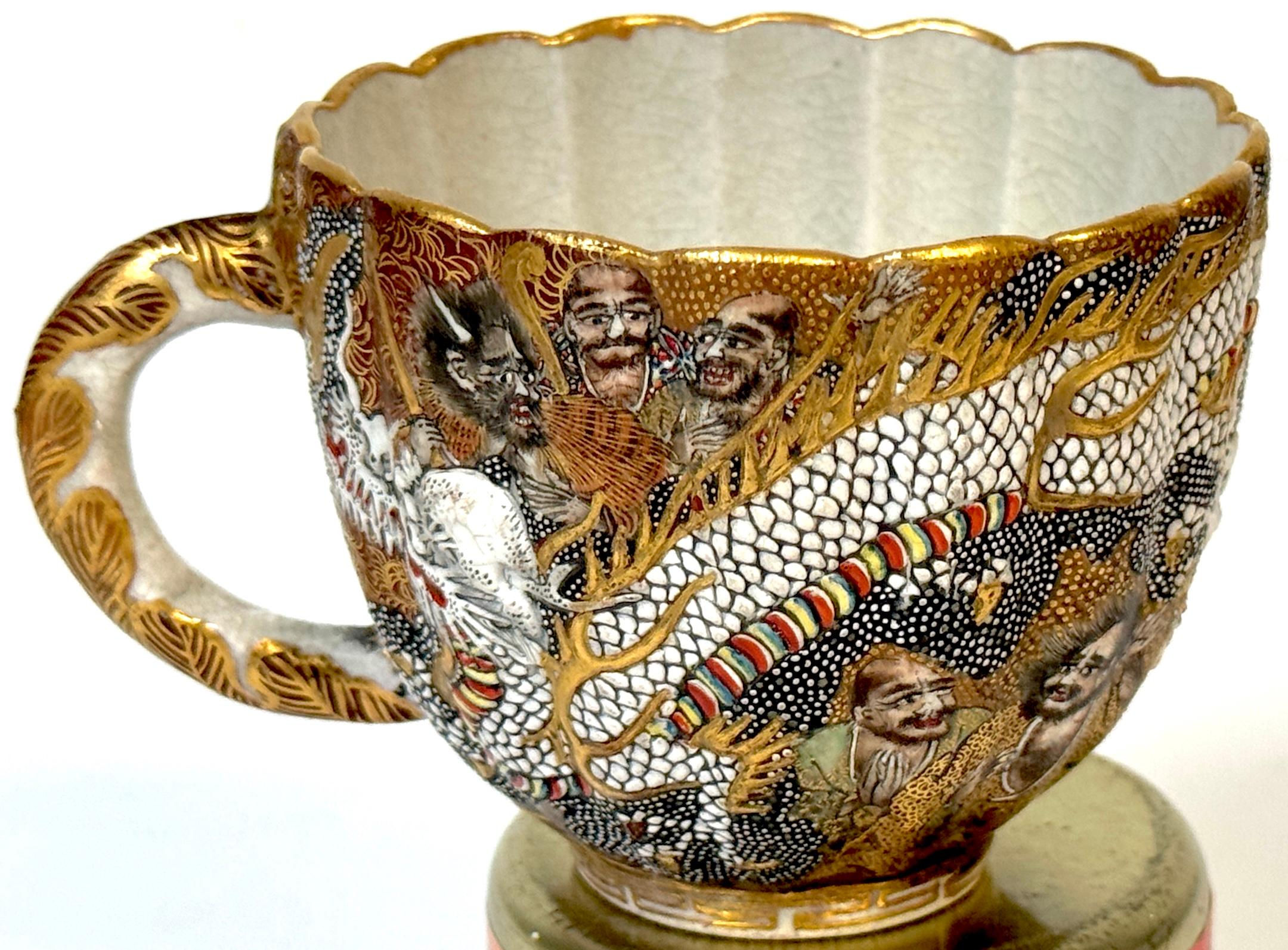 Poteries Tasse et soucoupe Dragons et Immortels de Satsuma par Kitagawa-zō, signée Dai Nippon en vente
