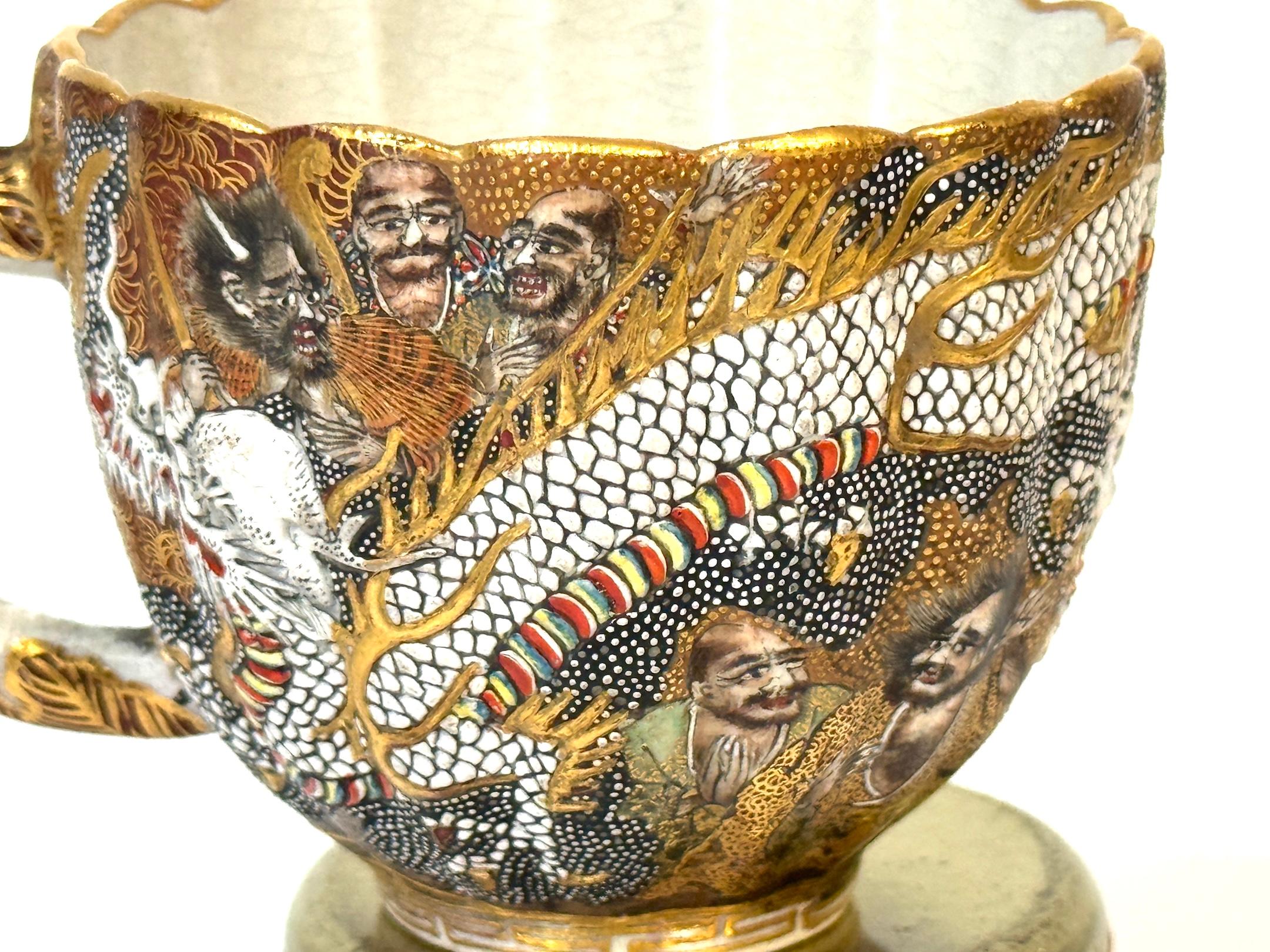Tasse et soucoupe Dragons et Immortels de Satsuma par Kitagawa-zō, signée Dai Nippon en vente 1