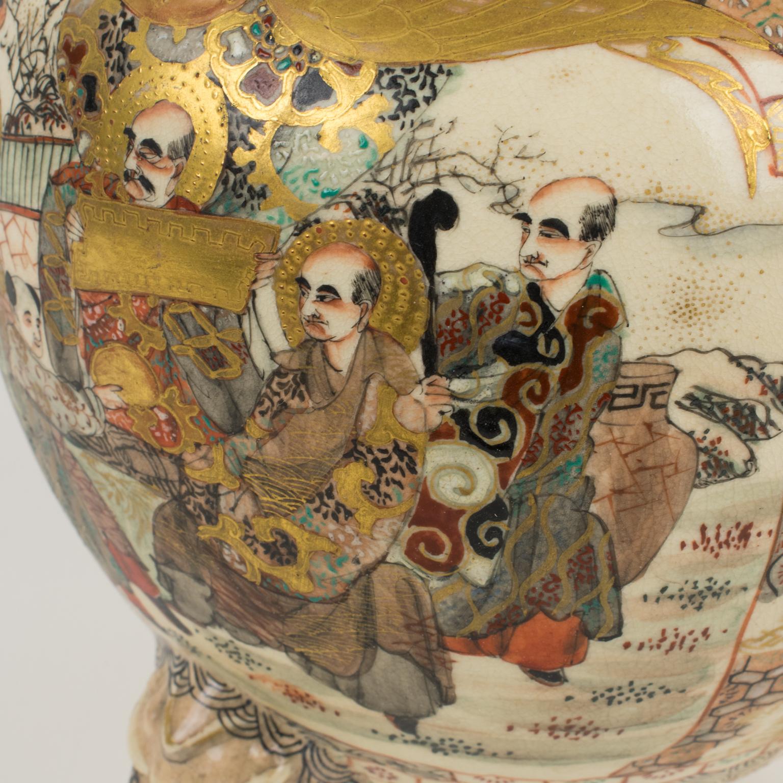Meiji Satsuma Earthenware Urn or Vase with Foo Dog Sculpture, circa 1880 For Sale 4