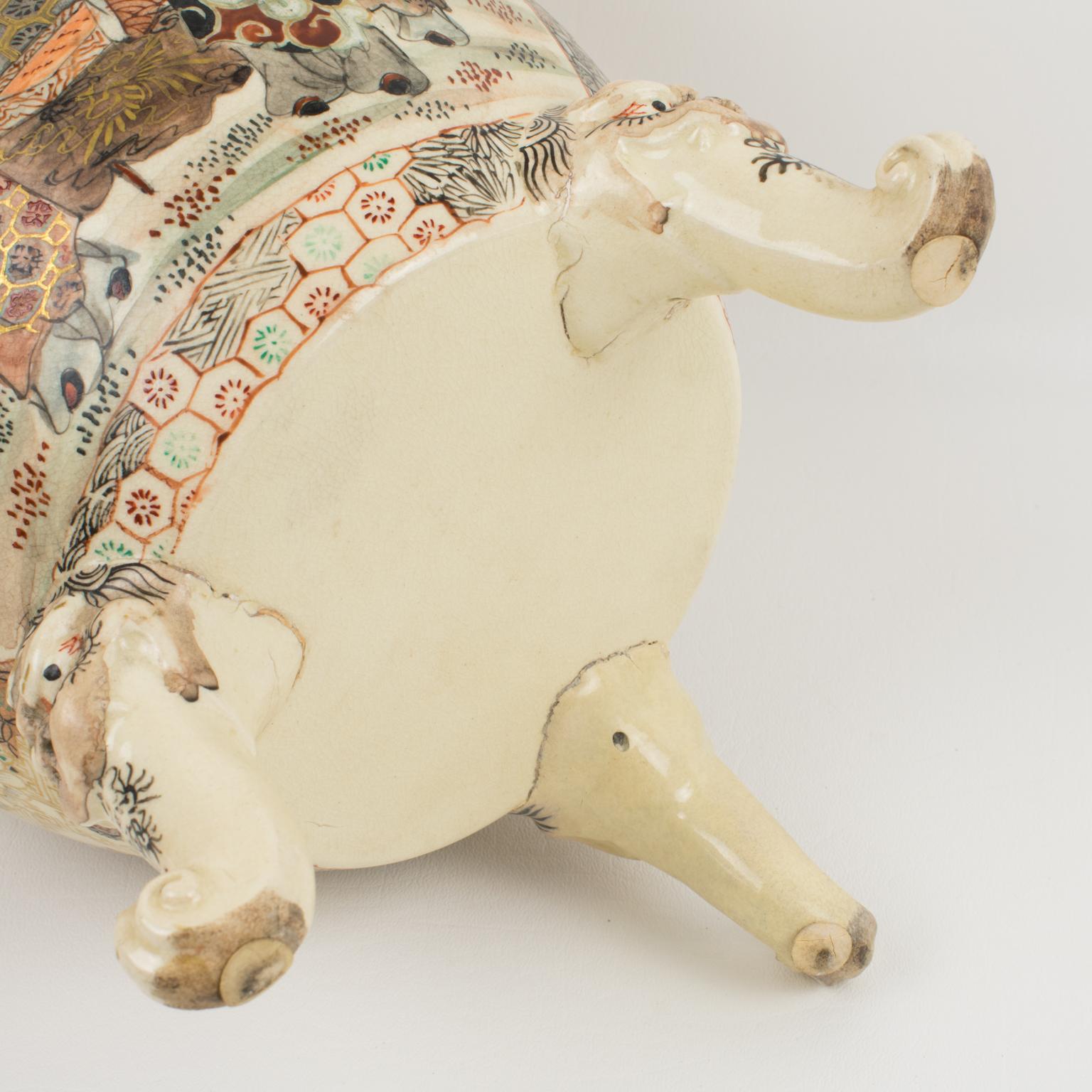Meiji Satsuma Earthenware Urn or Vase with Foo Dog Sculpture, circa 1880 For Sale 7
