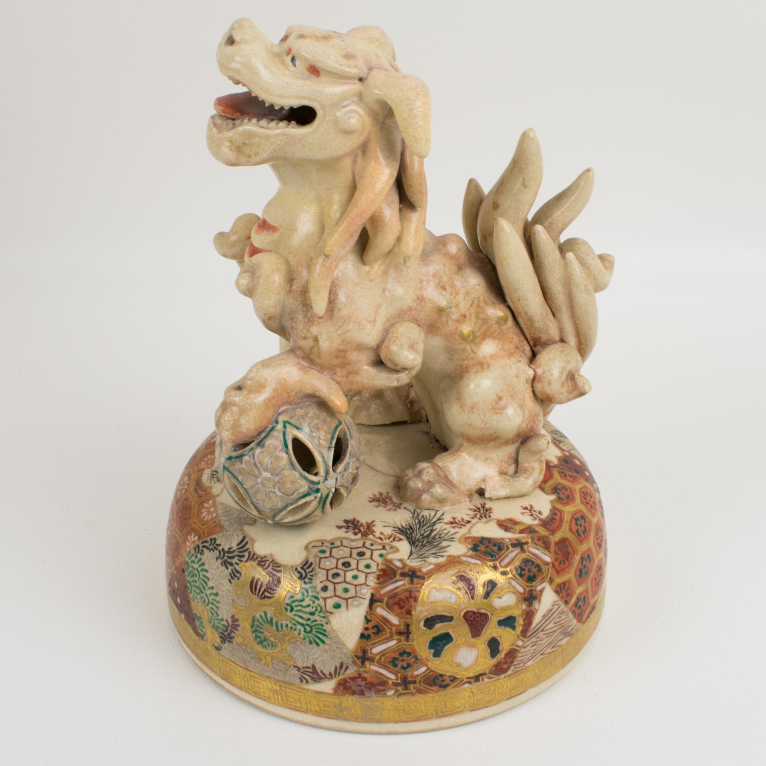 Meiji Satsuma Earthenware Urn or Vase with Foo Dog Sculpture, circa 1880 For Sale 8