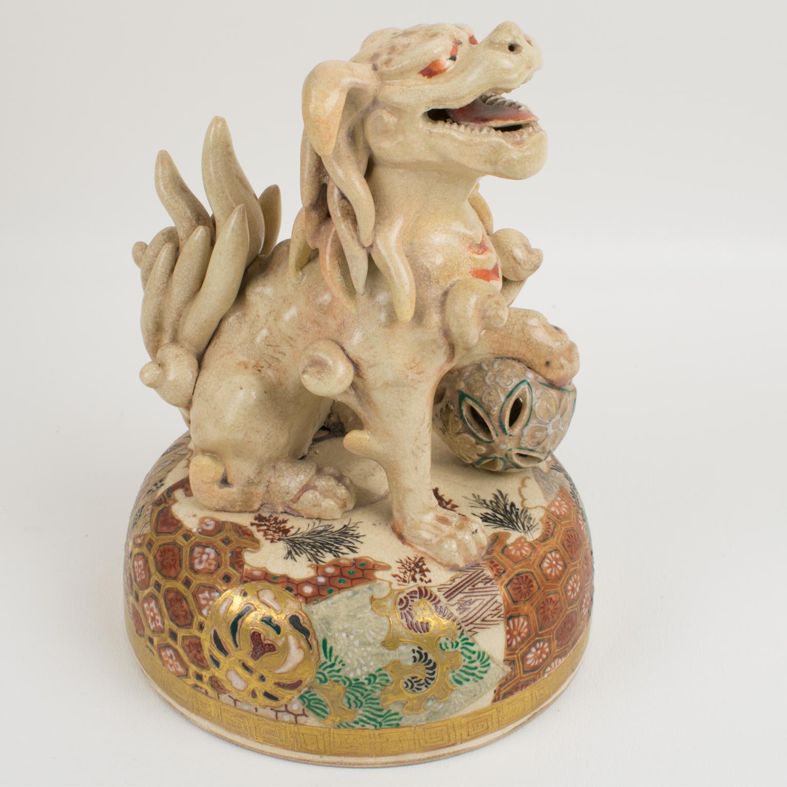 Meiji Satsuma Earthenware Urn or Vase with Foo Dog Sculpture, circa 1880 For Sale 9