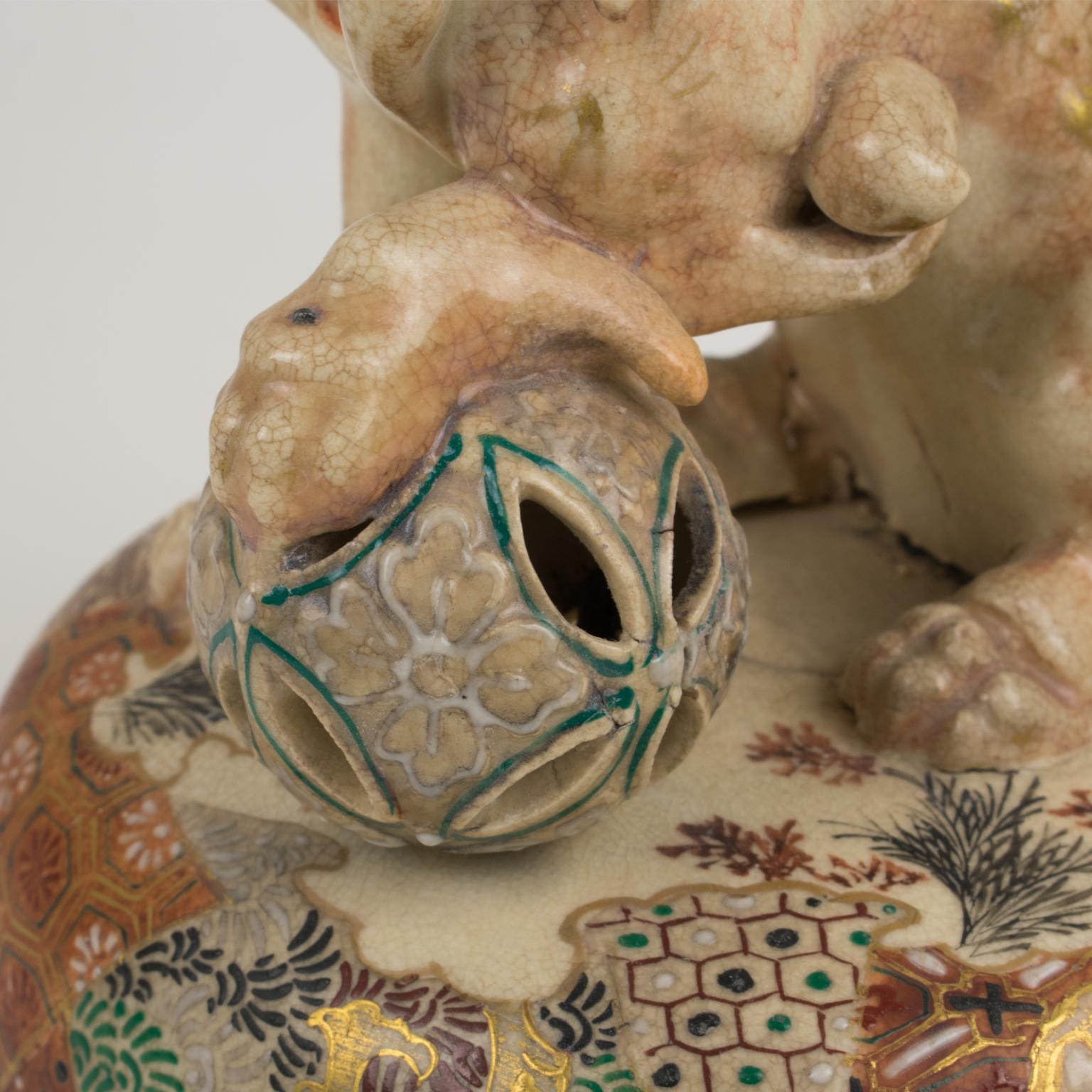 Meiji Satsuma Earthenware Urn or Vase with Foo Dog Sculpture, circa 1880 For Sale 13