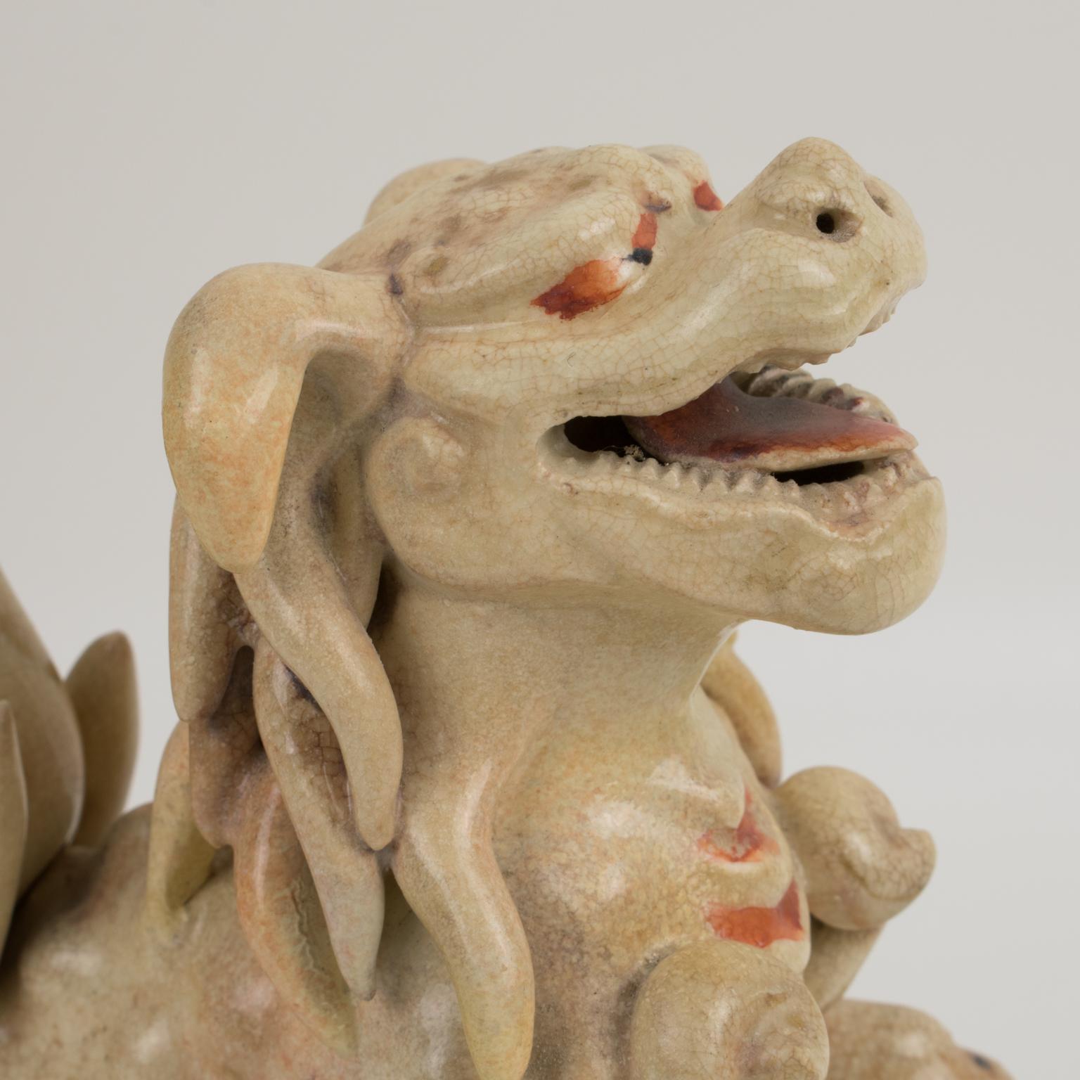 Meiji Satsuma Earthenware Urn or Vase with Foo Dog Sculpture, circa 1880 For Sale 14
