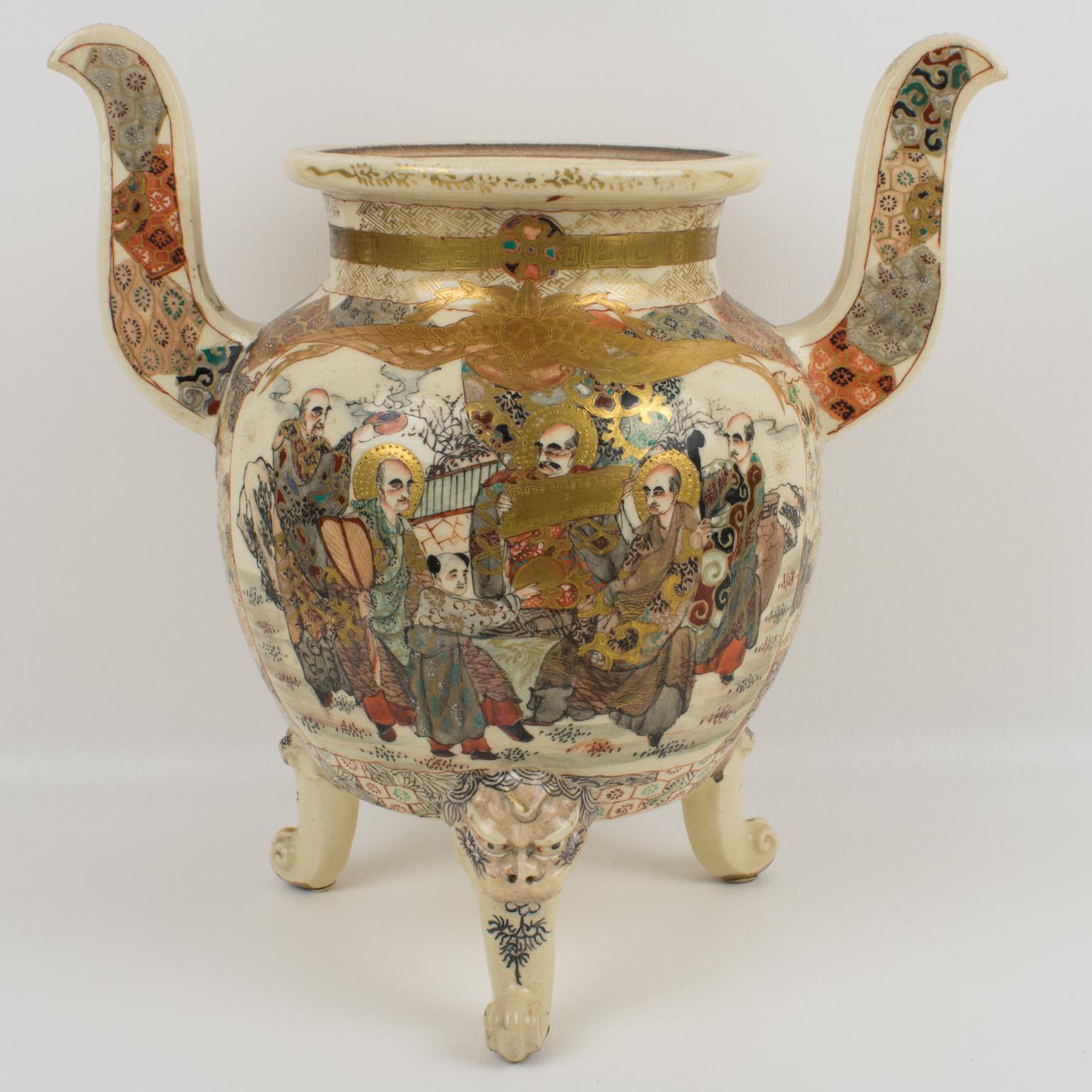 Japanese Meiji Satsuma Earthenware Urn or Vase with Foo Dog Sculpture, circa 1880 For Sale