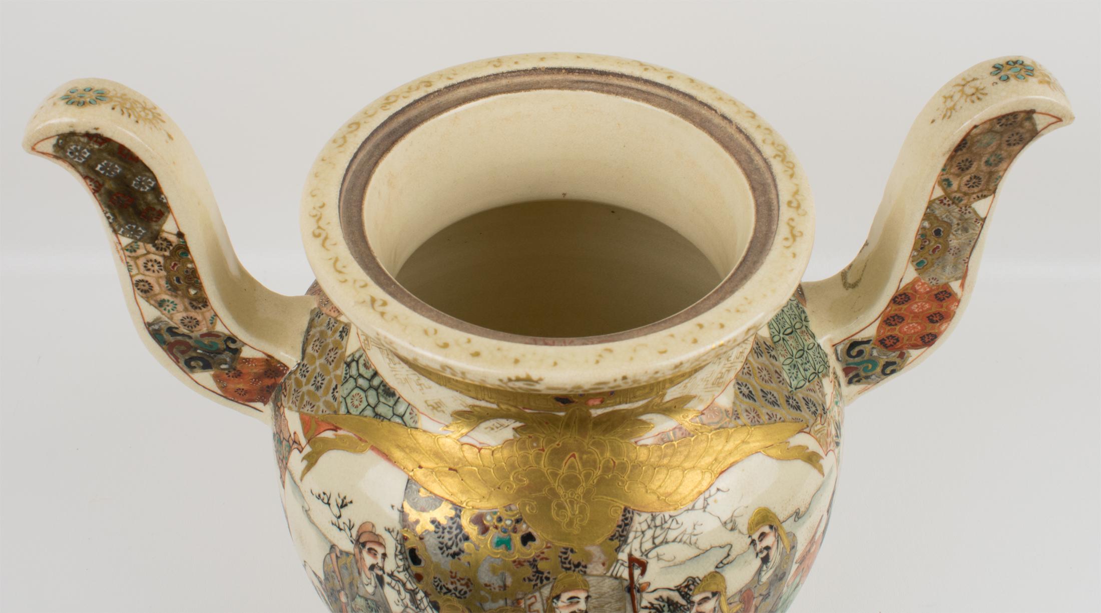 Meiji Satsuma Earthenware Urn or Vase with Foo Dog Sculpture, circa 1880 For Sale 1