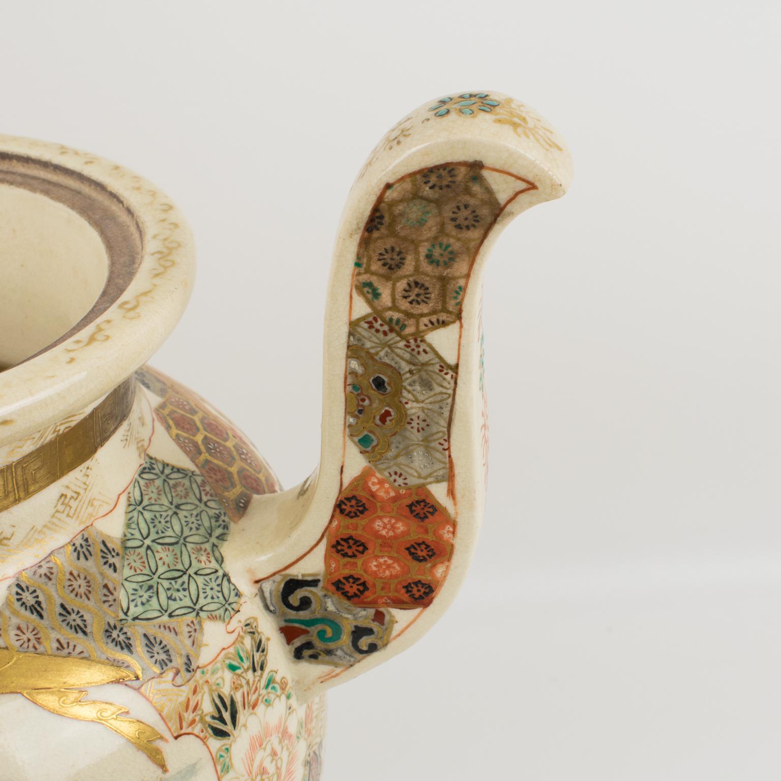 Meiji Satsuma Earthenware Urn or Vase with Foo Dog Sculpture, circa 1880 For Sale 2