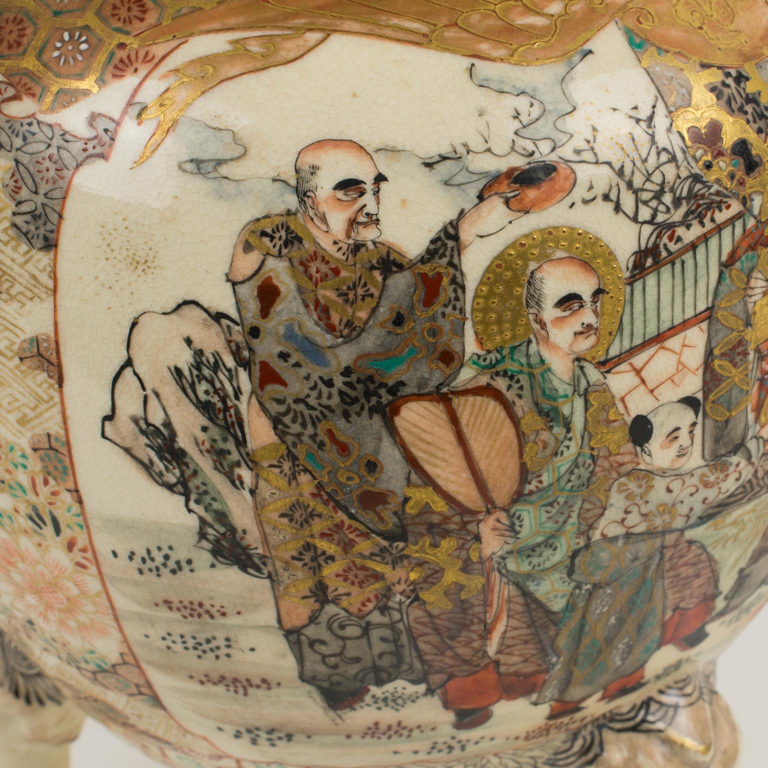 Meiji Satsuma Earthenware Urn or Vase with Foo Dog Sculpture, circa 1880 For Sale 3