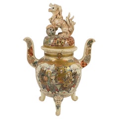 Urna o vaso in terracotta Meiji Satsuma con scultura di cane Foo, 1880 circa