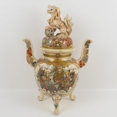 Meiji Satsuma Steingut Urne oder Vase mit Foo Hund Skulptur, Japan um 1880