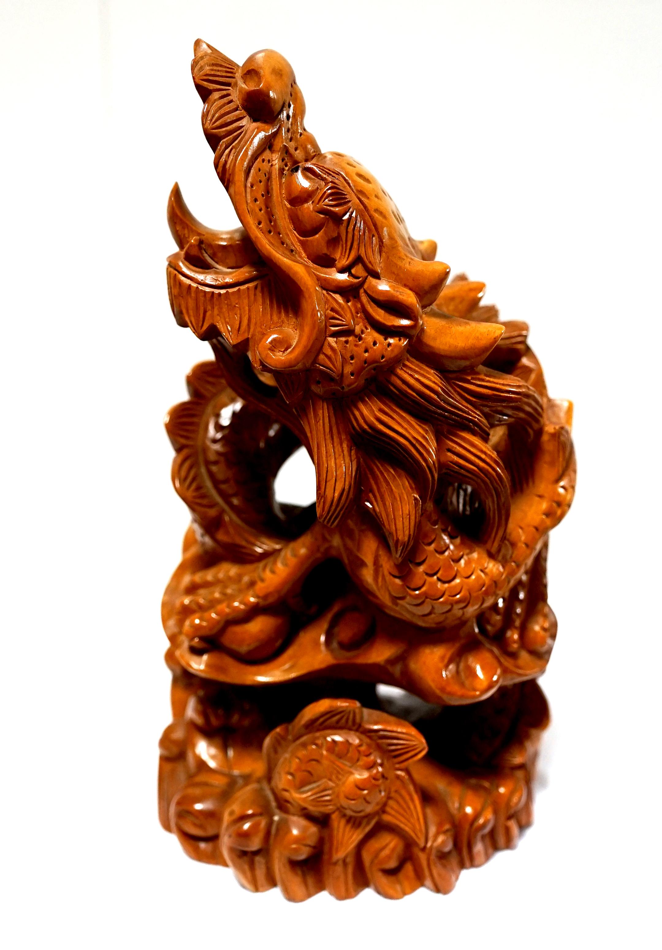 L'année du dragon met en lumière cette magnifique sculpture ancienne en bois de teck. Les détails et la patine sont étonnants. Le dragon sculpté à la main prend des allures de vie dans sa position enroulée, comme s'il était prêt à se déployer. La