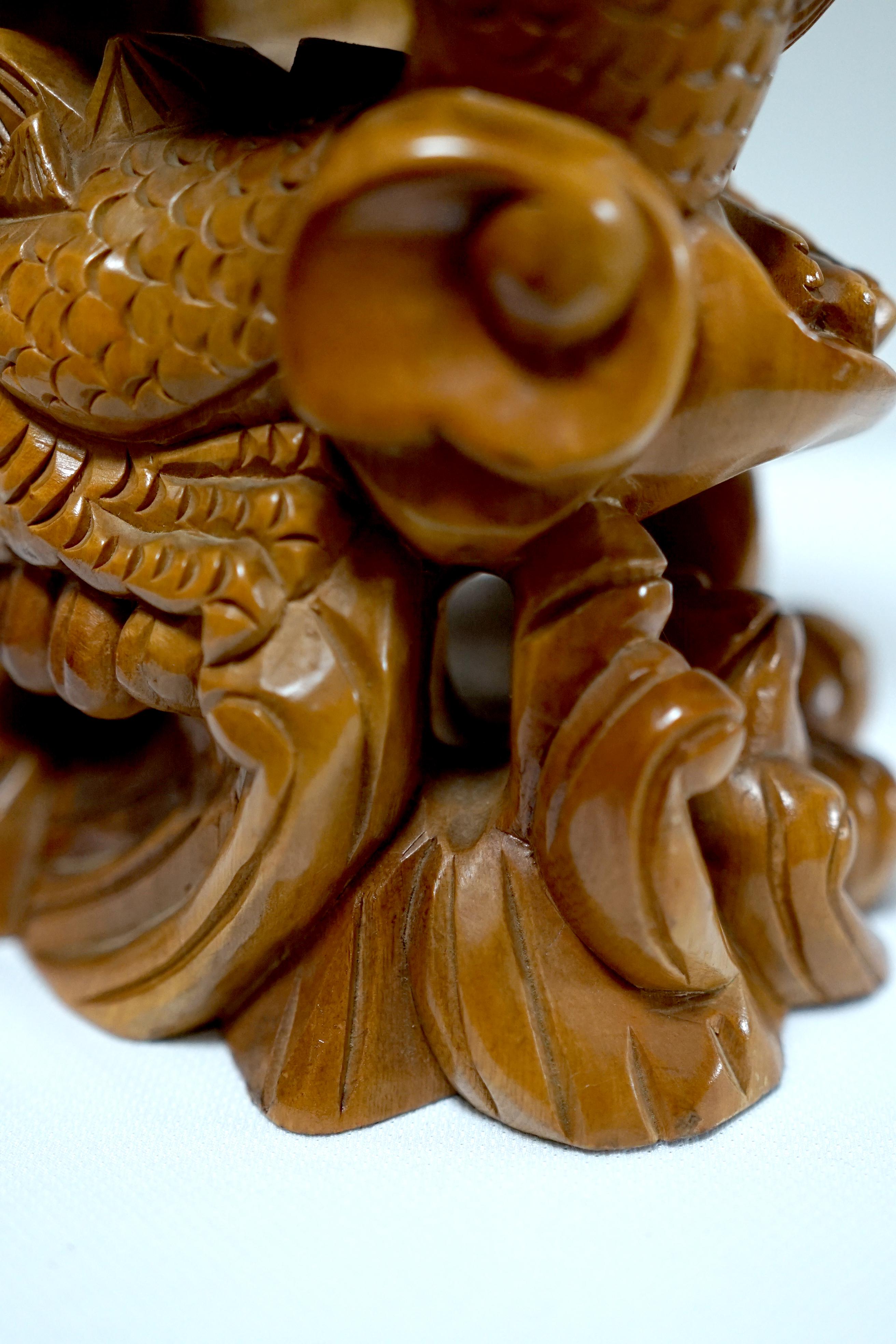 Sculpté Dragon ancien en bois de teck de style Meiji 20ème siècle en vente