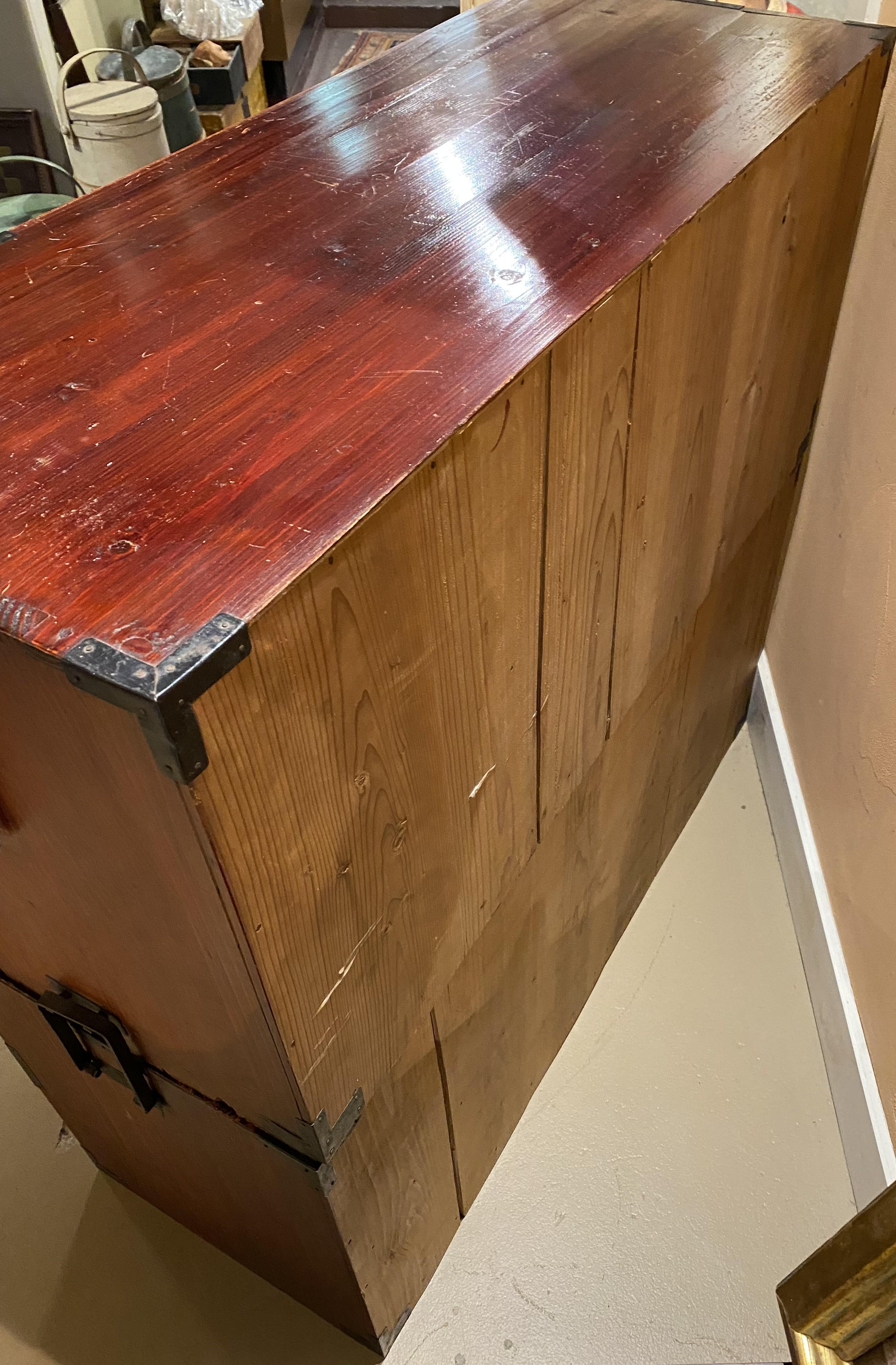 Zweiteiliger japanischer Meiji- Tansu aus Zypressen- und Kiri-Holz aus der Präfektur Yamagata im Angebot 2