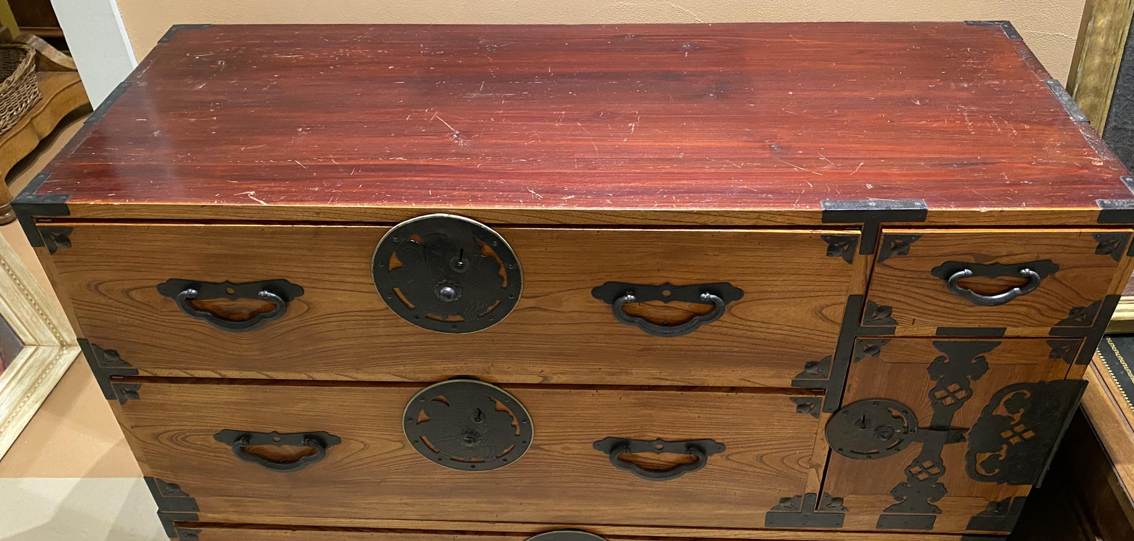 Eine feine zweiteilige japanische tansu Brust in Zypresse und Kiriwood, der obere Teil mit oxblood gebeizt oben, zwei große Schubladen ausgestattet, und eine einzelne kleine Schublade ausgestattet, über eine einzelne Tür ausgestattet, über einen