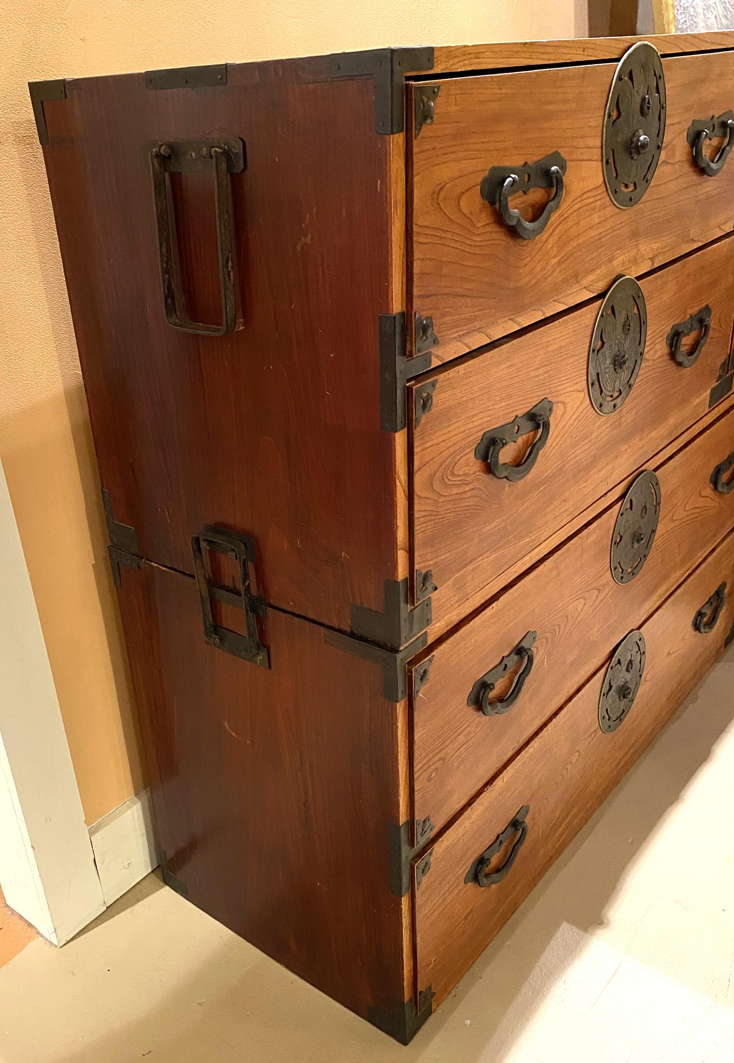 Zweiteiliger japanischer Meiji- Tansu aus Zypressen- und Kiri-Holz aus der Präfektur Yamagata (Meiji-Periode) im Angebot