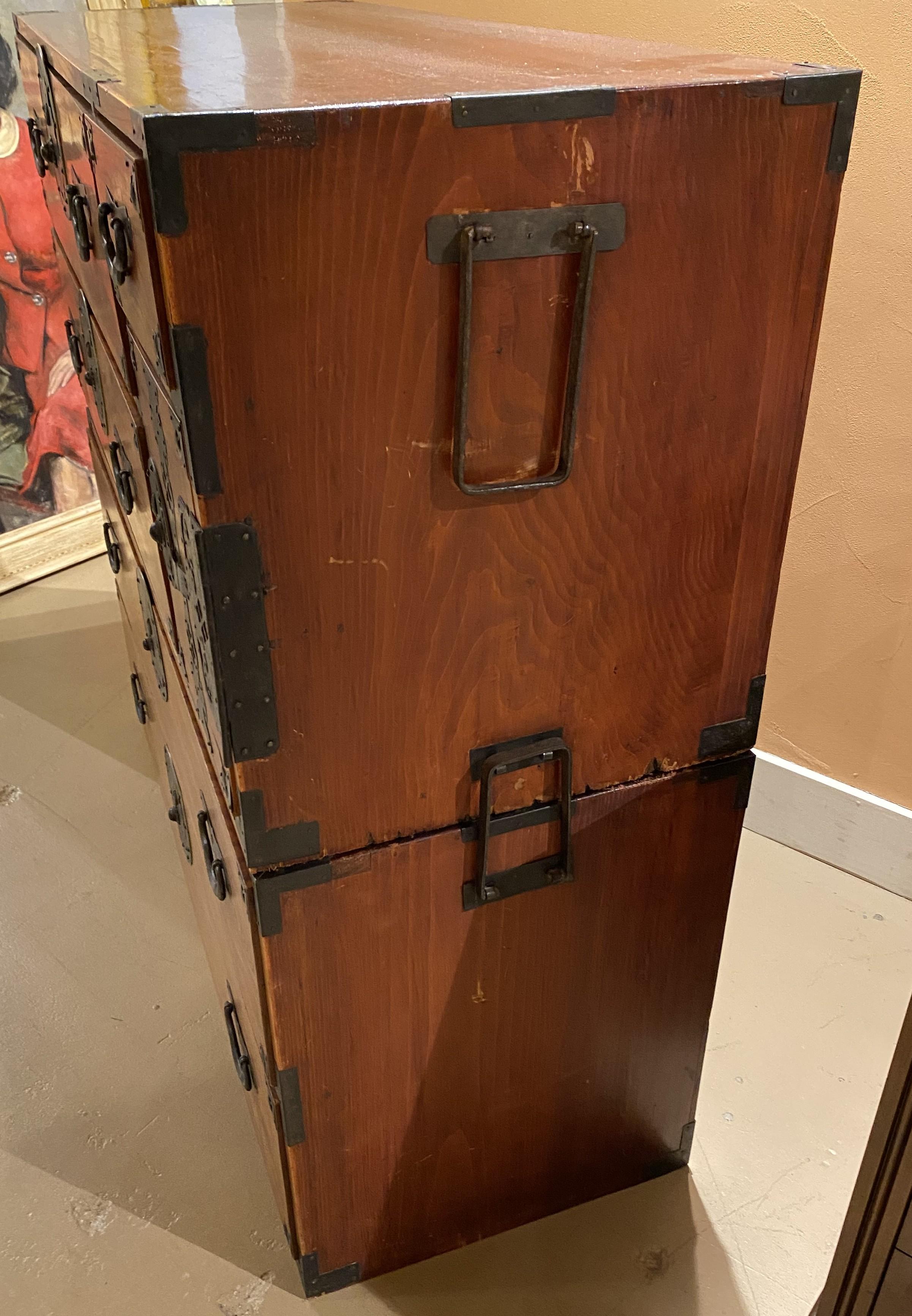 Zweiteiliger japanischer Meiji- Tansu aus Zypressen- und Kiri-Holz aus der Präfektur Yamagata (Japanisch) im Angebot
