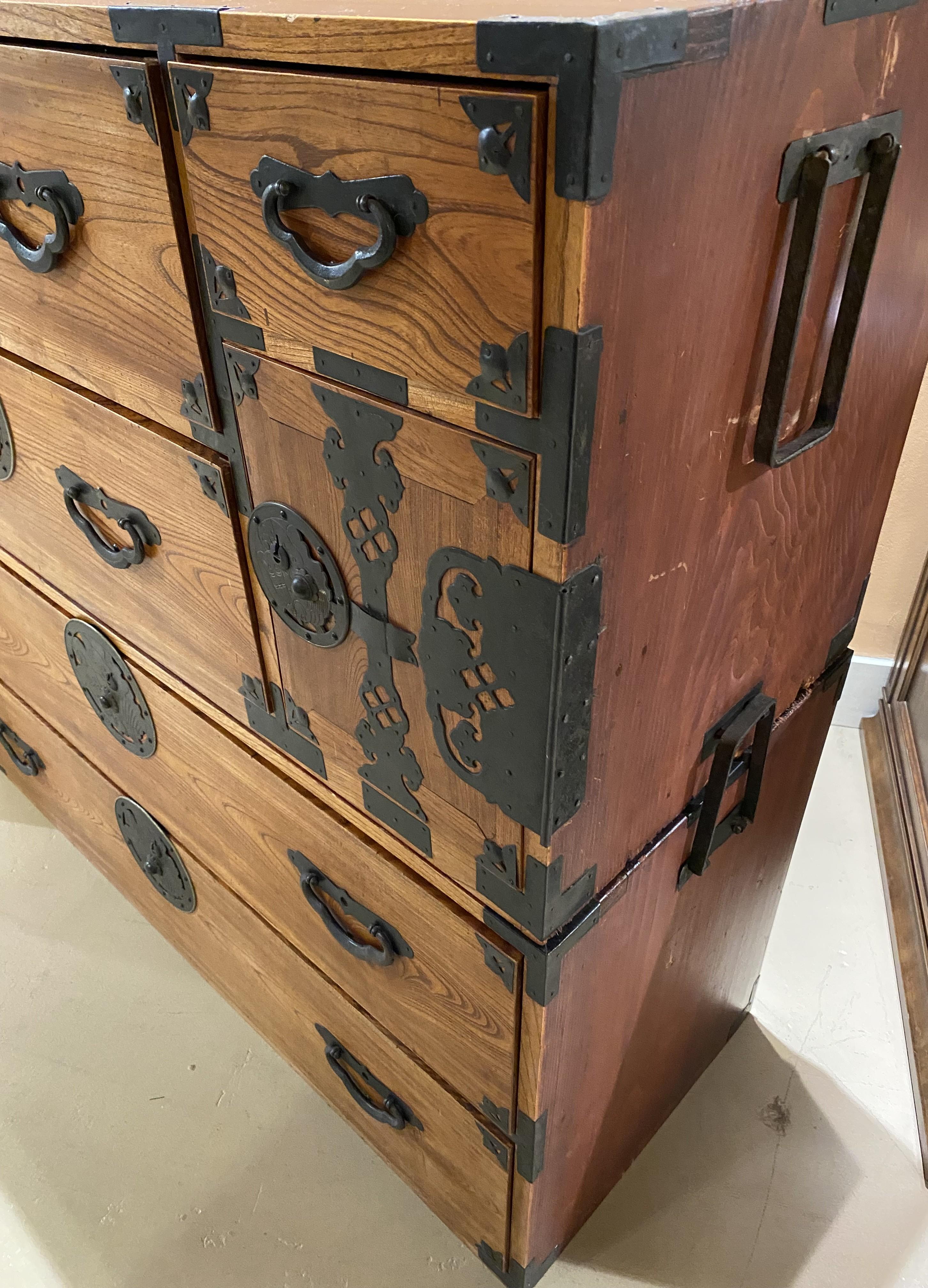 Zweiteiliger japanischer Meiji- Tansu aus Zypressen- und Kiri-Holz aus der Präfektur Yamagata (Handgeschnitzt) im Angebot