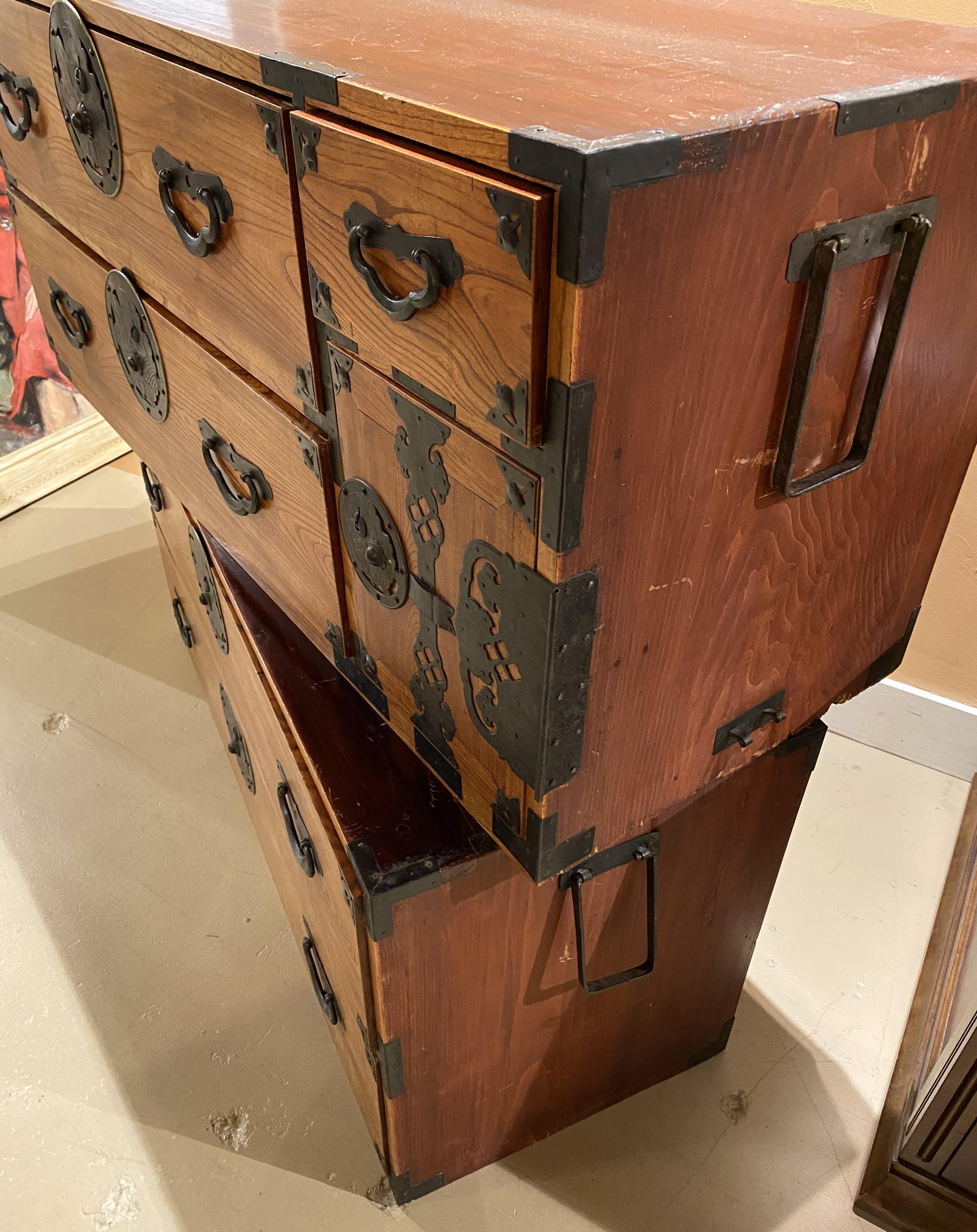 Zweiteiliger japanischer Meiji- Tansu aus Zypressen- und Kiri-Holz aus der Präfektur Yamagata im Angebot 1