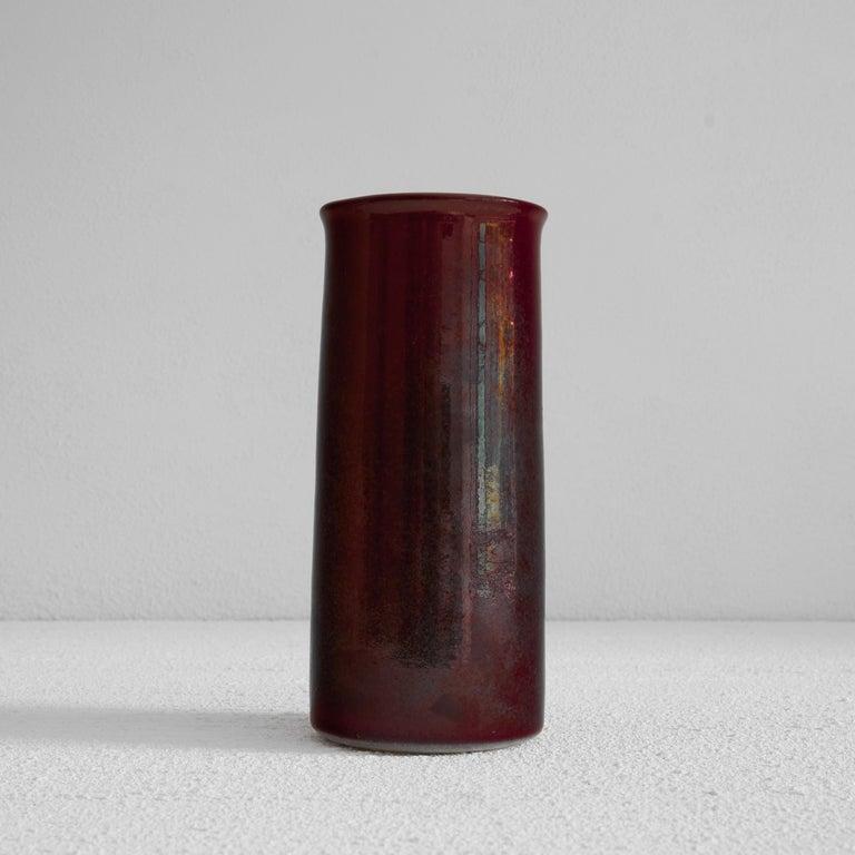 Vaso di Studio Pottery firmato a mano da Meindert Zaalberg con smalto metallico viola. Paesi Bassi, 1926-1962.    Bellissimo vaso modernista in studio Pottery di Meindert Zaalberg. Opera personale, firmata a mano. Questa firma è stata utilizzata per