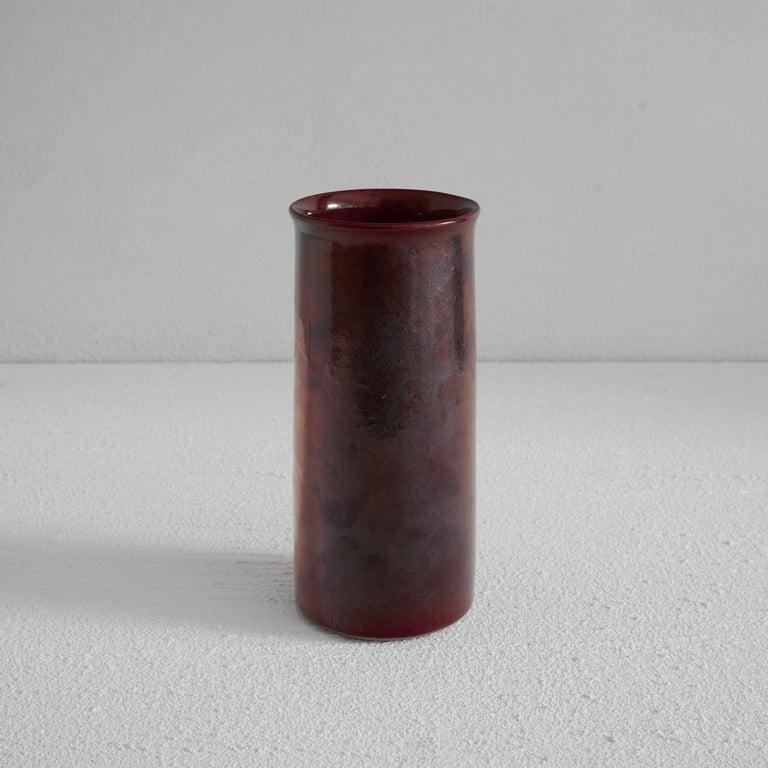 Olandese Vaso Studio Pottery firmato a mano da Meindert Zaalberg con smalto metallizzato viola in vendita