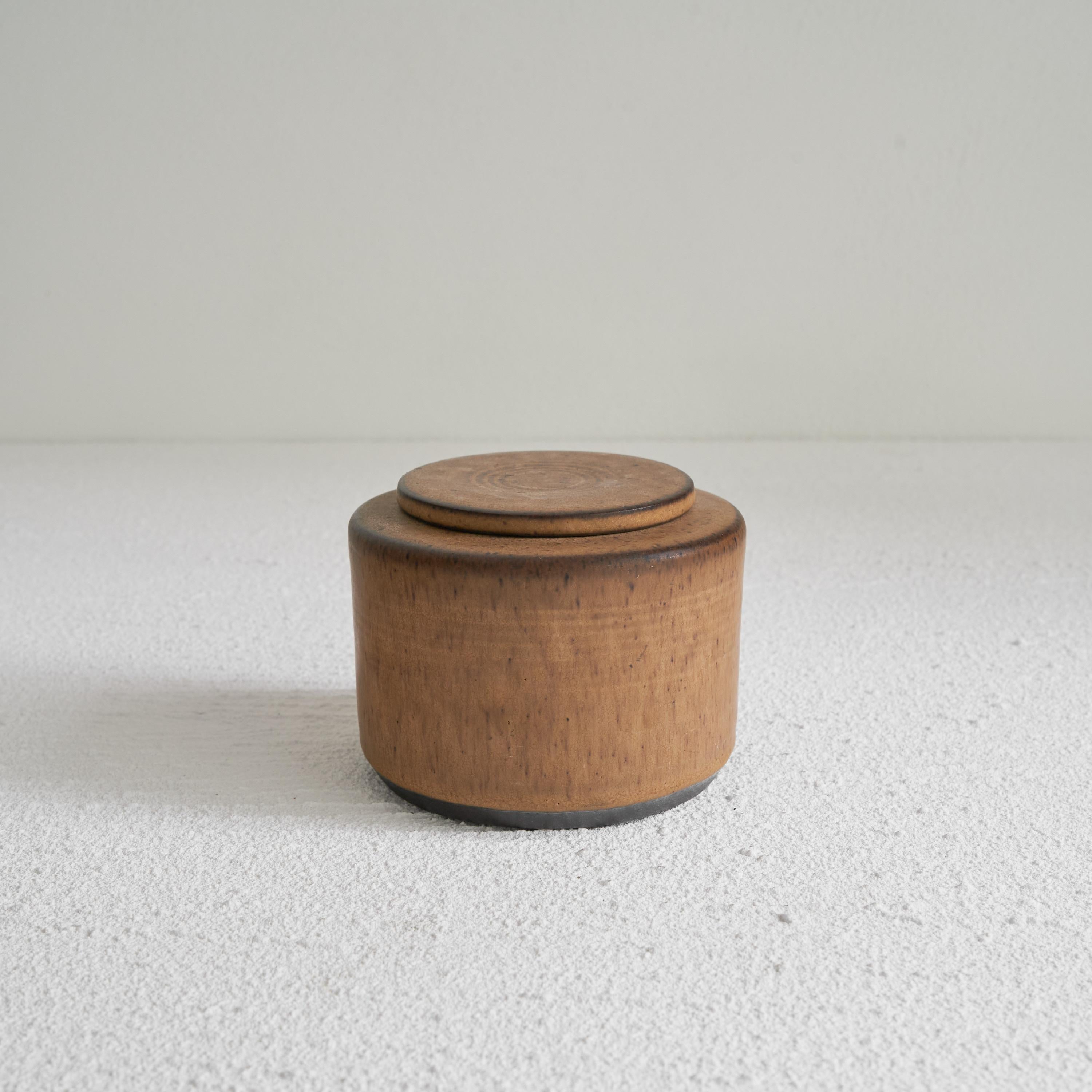 Meindert Zaalberg Studio Pottery 'Stop' lidded box. The Netherlands, 1962.

Beautiful lidded box or pot designed by famous Dutch pottery artist Meindert Zaalberg (1907-1989) for his company Pottery Zaalberg. This is from the series 'Stop' designed