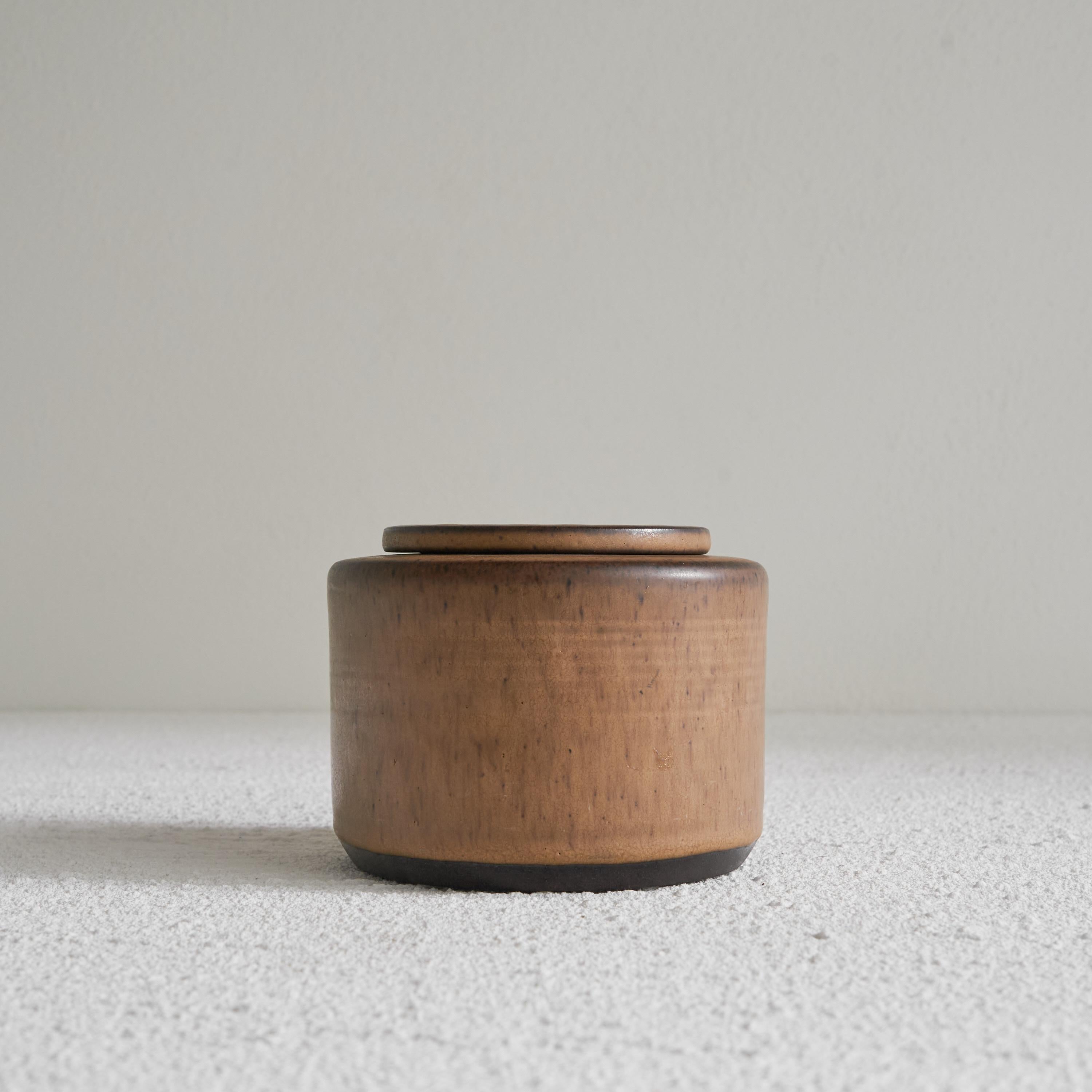 Meindert Zaalberg Studio Pottery 'Stop' Lidded Box 1962 In Good Condition For Sale In Tilburg, NL