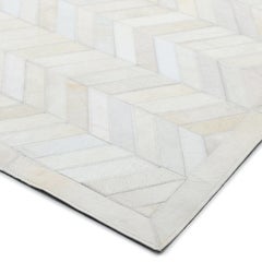 Tappeto Meir in pelle di vacchetta con motivo a chevron contemporaneo, tessuto a mano, 6' 0" x 9' 0", color avorio