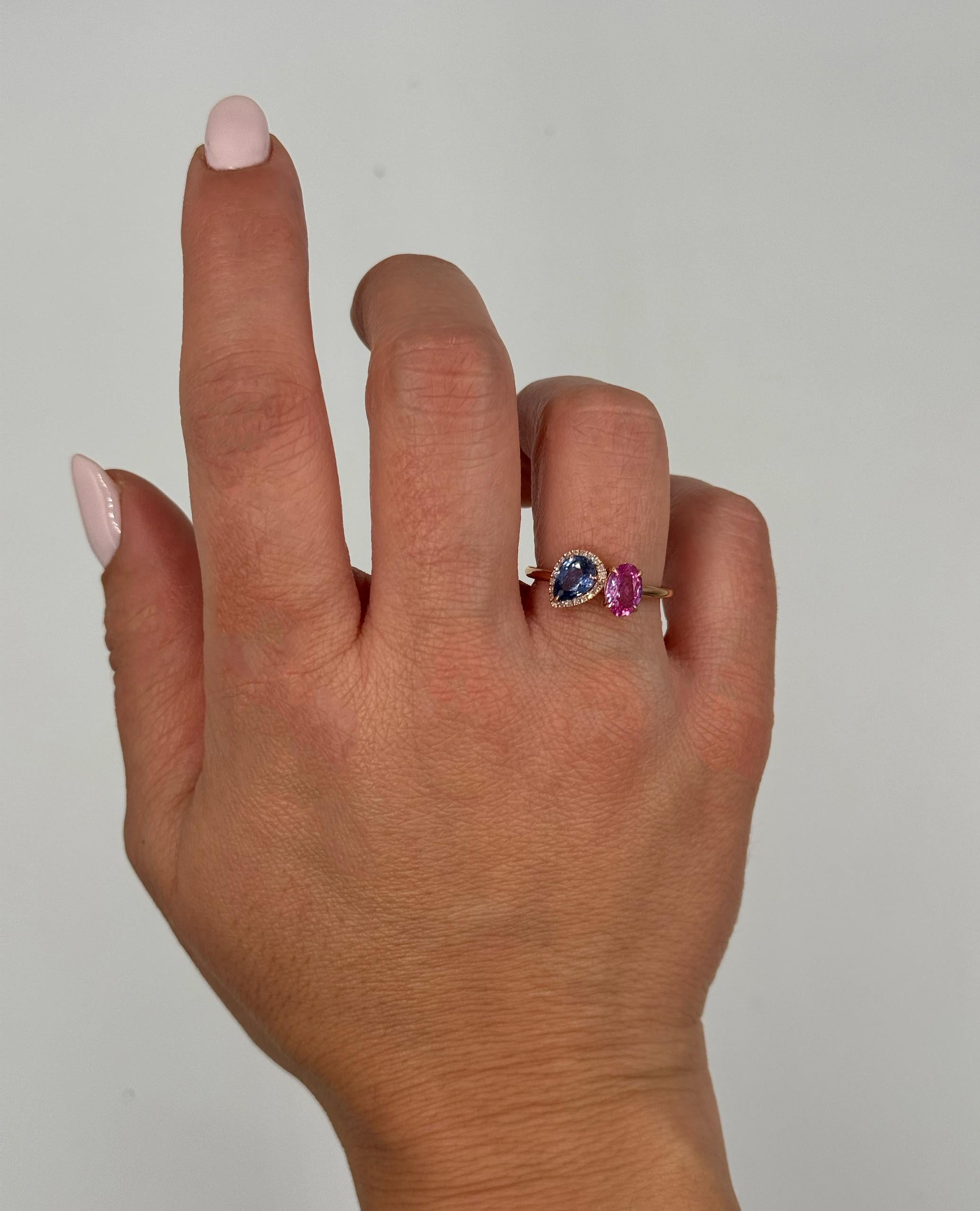 Meira T. Anello in oro rosa 14K con uno zaffiro rosa ovale e uno zaffiro blu a forma di pera del peso totale di 1,58 carati e diamanti del peso totale di 0,07 carati. 