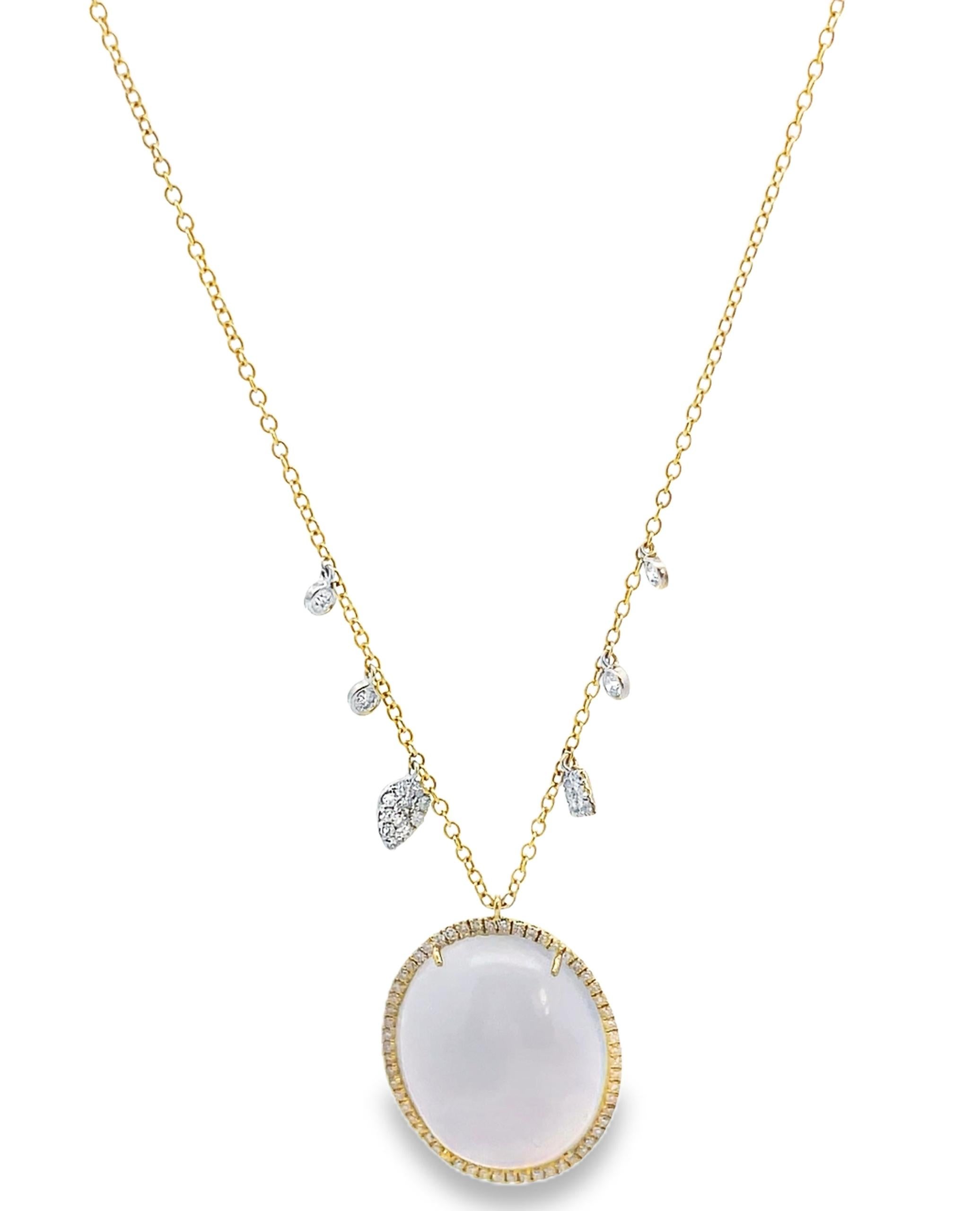 Collier pendentif en or jaune 14K Meira T. avec des diamants pesant 0,41 carat au total et une opale centrale pesant 26,98 carats.
