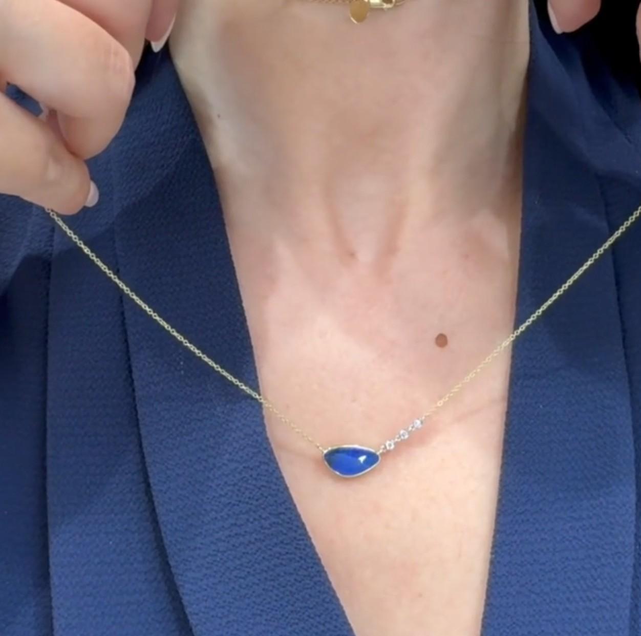 Collier pendentif en or jaune 14K Meira T avec au centre une opale bleue pesant 1,92 carats et des diamants pesant 0,06 carat au total. 

- Le collier peut être porté en 16, 17 ou 18 pouces. 