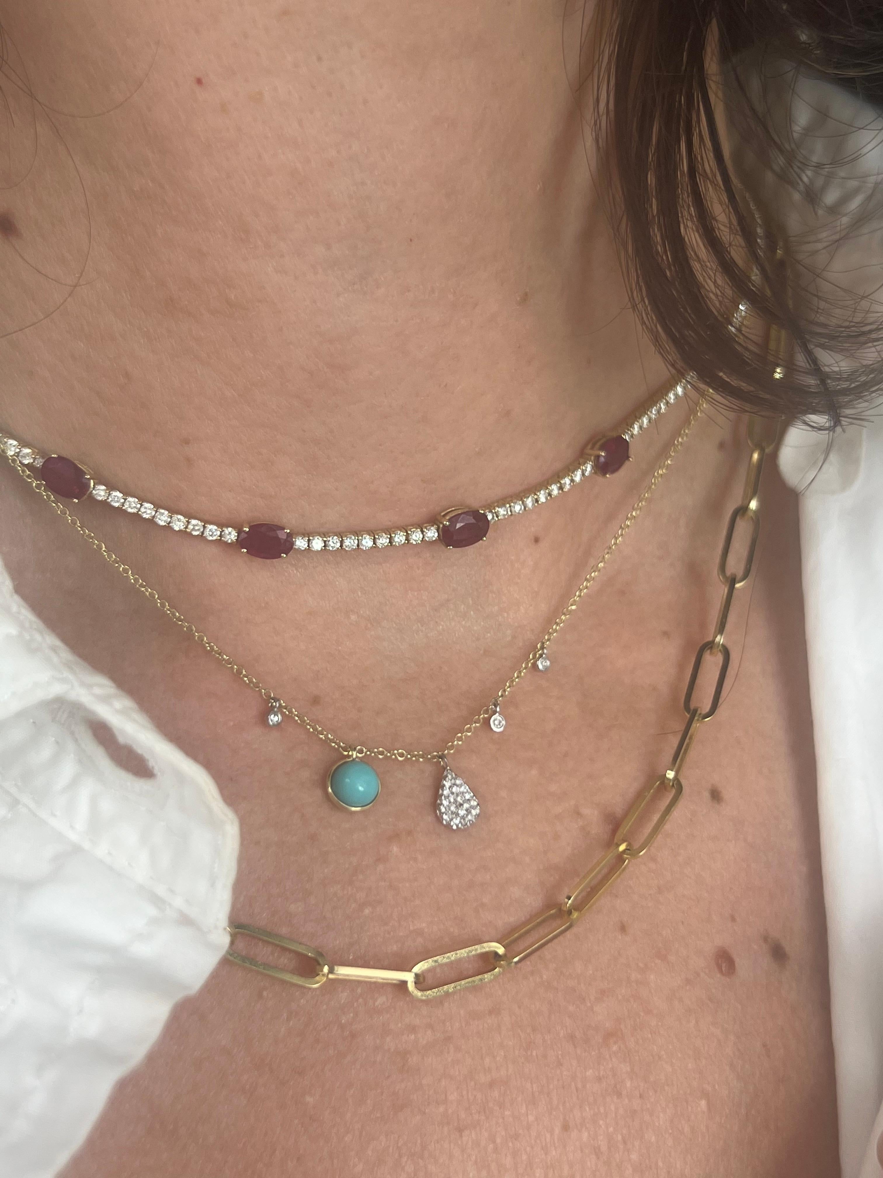 14K Gelbgold Türkis und Diamant Anhänger Halskette. 

Meira T ist eine renommierte Schmuckdesignerin, die seit über zwei Jahrzehnten exquisite Stücke entwirft. Ihre Entwürfe sind von ihren Reisen in die ganze Welt inspiriert, und ihre Stücke werden