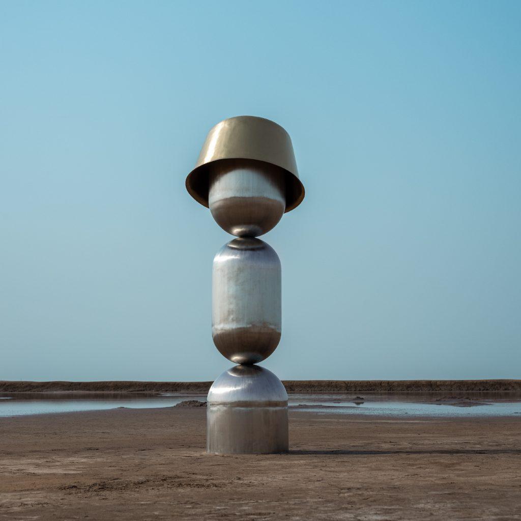 Scultura da terra Meiso di WANAS
Dimensioni: P 92 x L 92 x H 194 cm.
Materiali: Ottone, metallo, acciaio inossidabile e acciaio.

Le dimensioni e le finiture sono personalizzabili su richiesta. Contattateci.

Meisō rispecchia uno scudo asiatico o