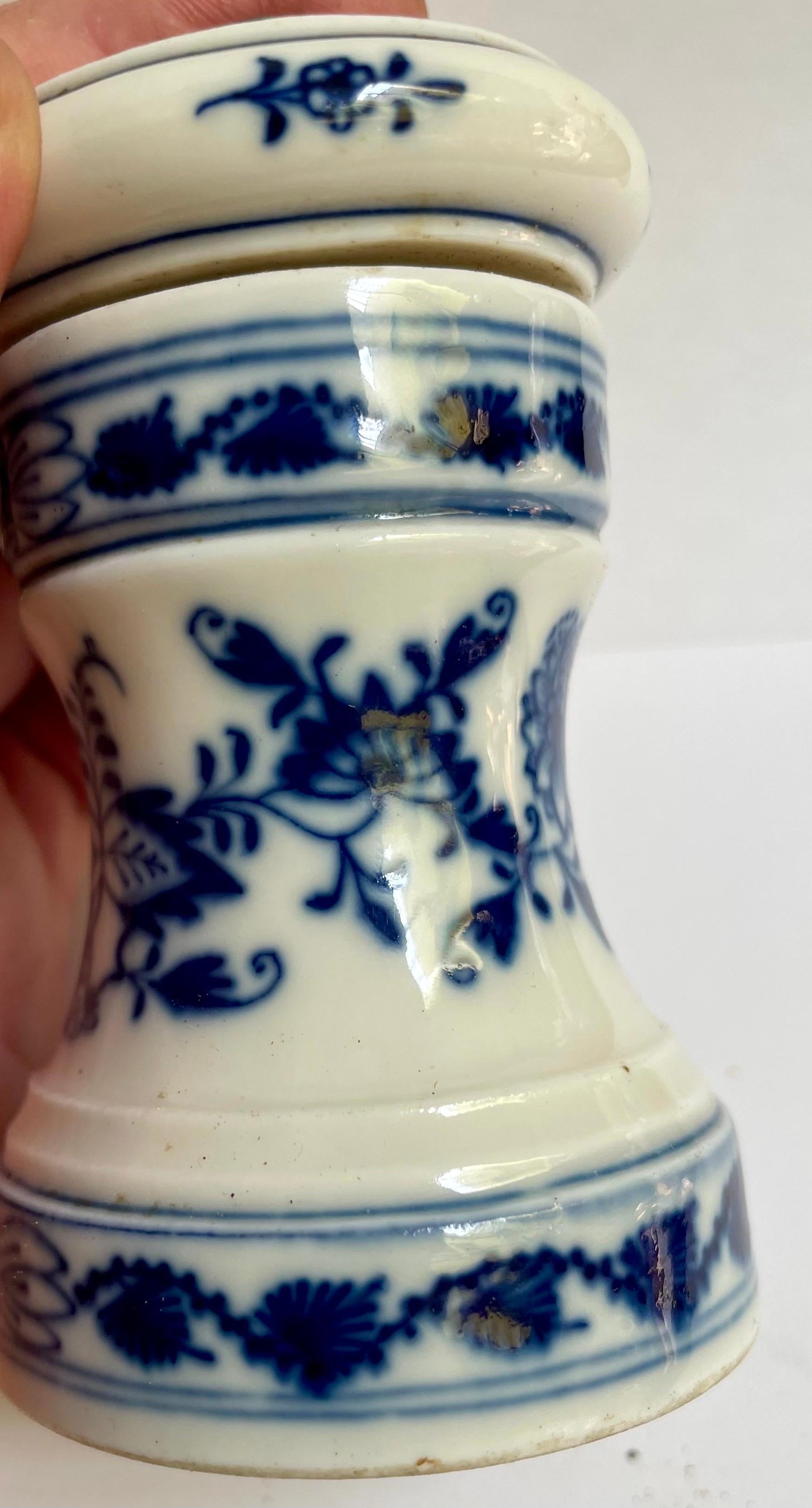 German Meissen 19th Century Blue Onion Pepper Grinder Mill Blue & White Hand Painted For Sale