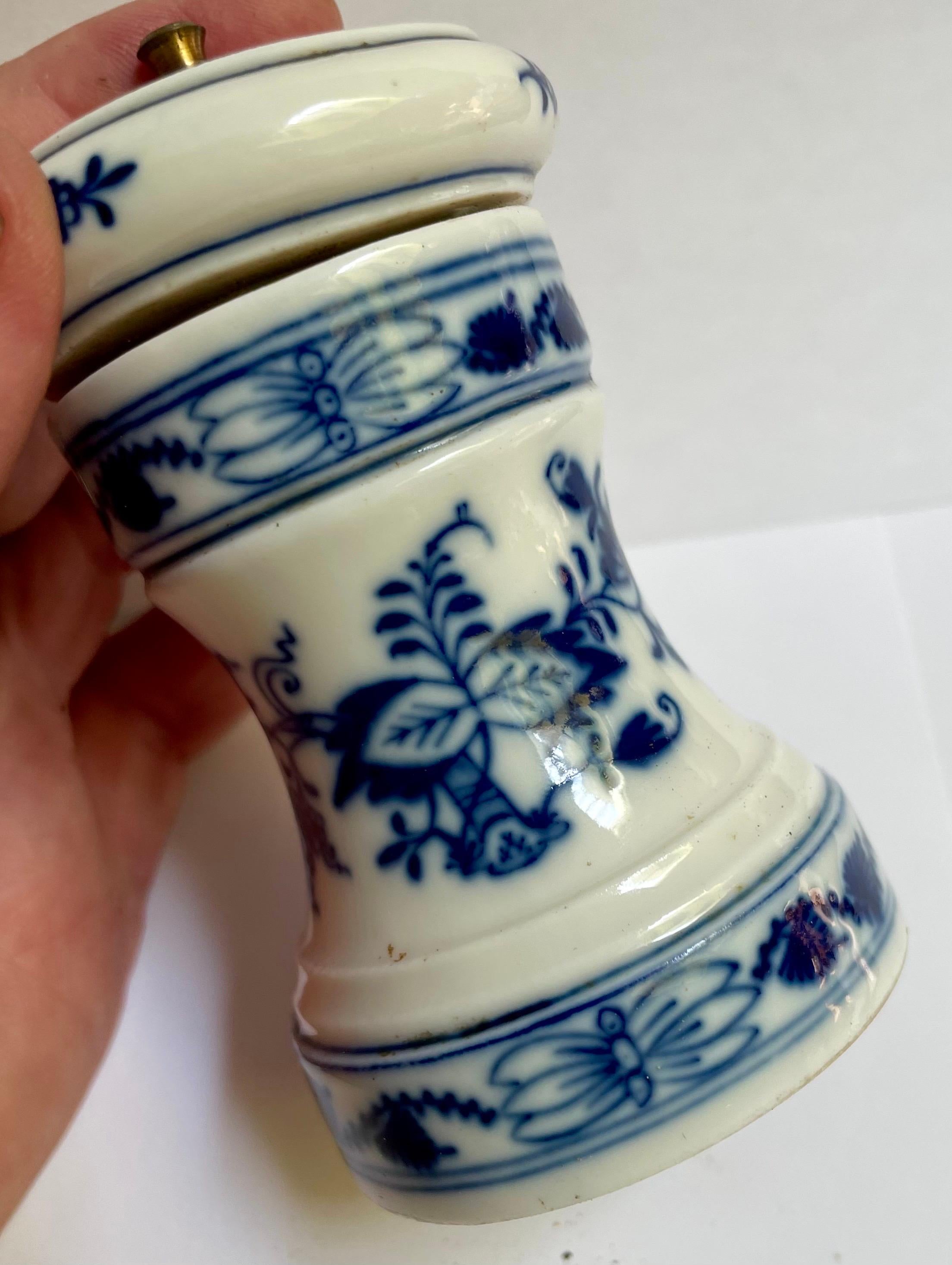 Hand-Painted Meissen 19th Century Blue Onion Pepper Grinder Mill Blue & White Hand Painted For Sale