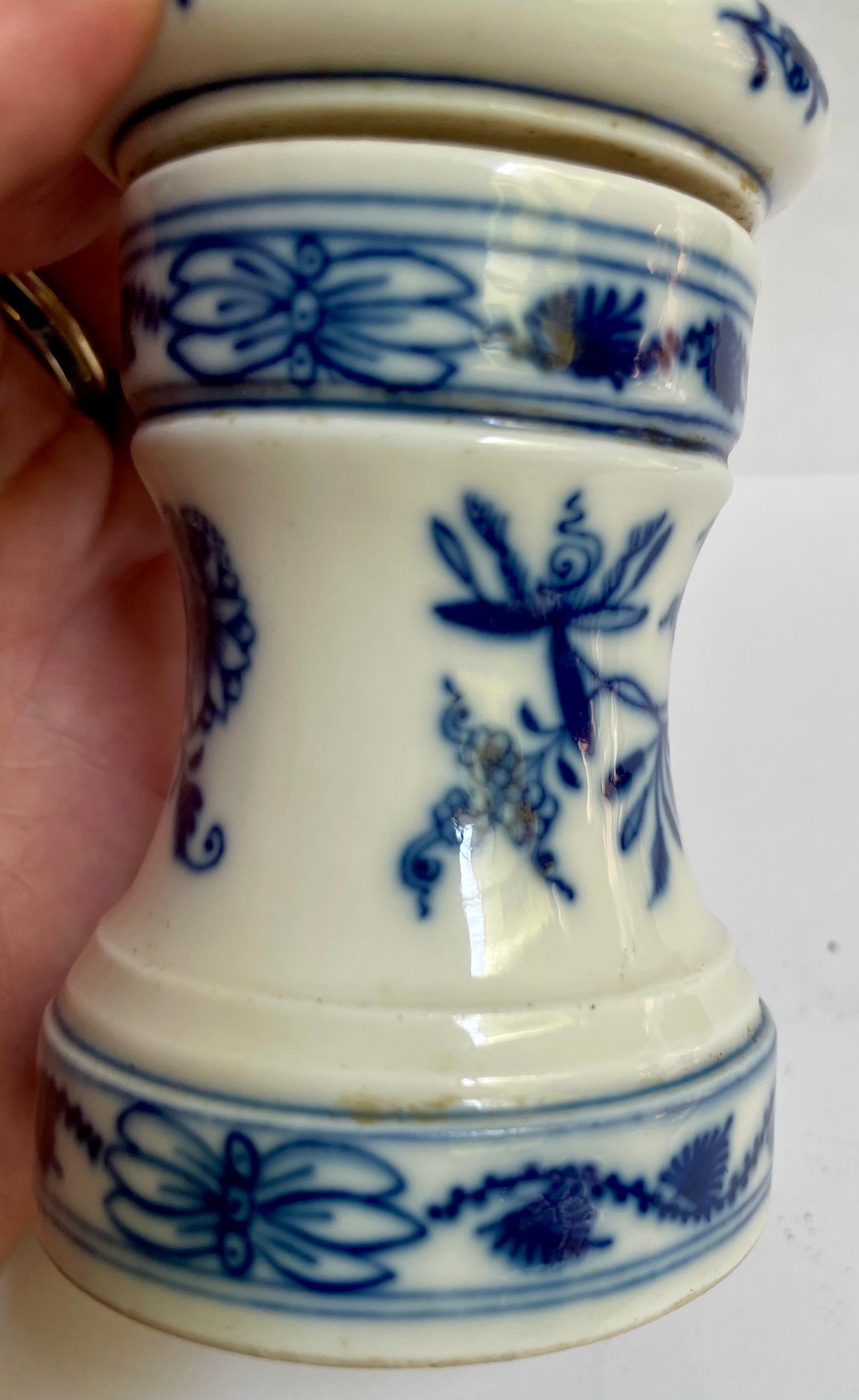 Metal Meissen 19th Century Blue Onion Pepper Grinder Mill Blue & White Hand Painted For Sale