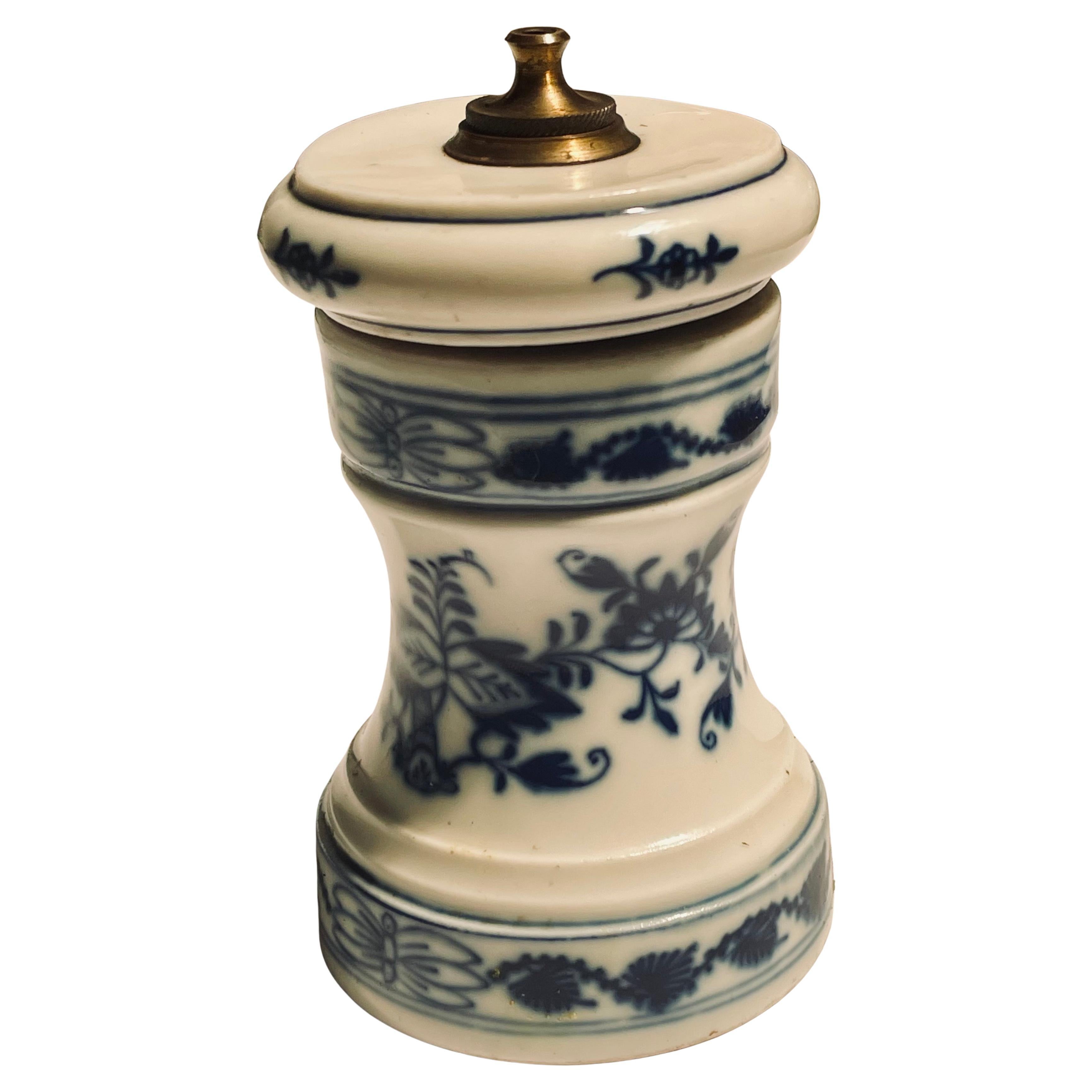 Meissen 19th Century Blue Onion Pepper Grinder Mill Blue & White Hand Painted For Sale