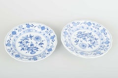 Meissen. 3 porcelain salad plates with “Blue Onion” pattern. Early 20th C.