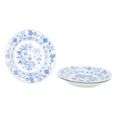 Meissen. 3 porcelain salad plates with “Blue Onion” pattern. Early 20th C.