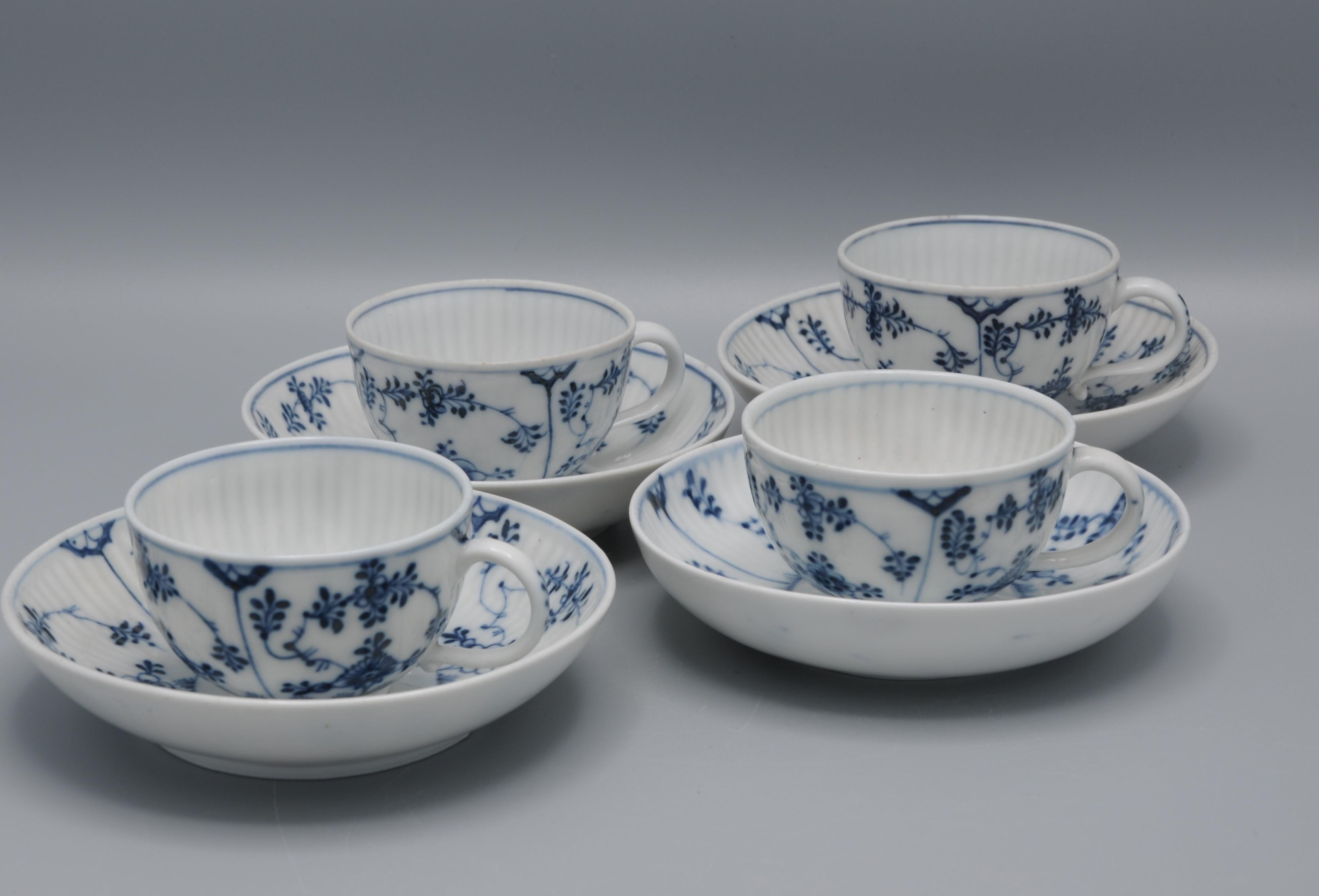 Set of 4 cups and saucers in the beloved strawflower or Strohblumenmuster. 
Reliefdecor 