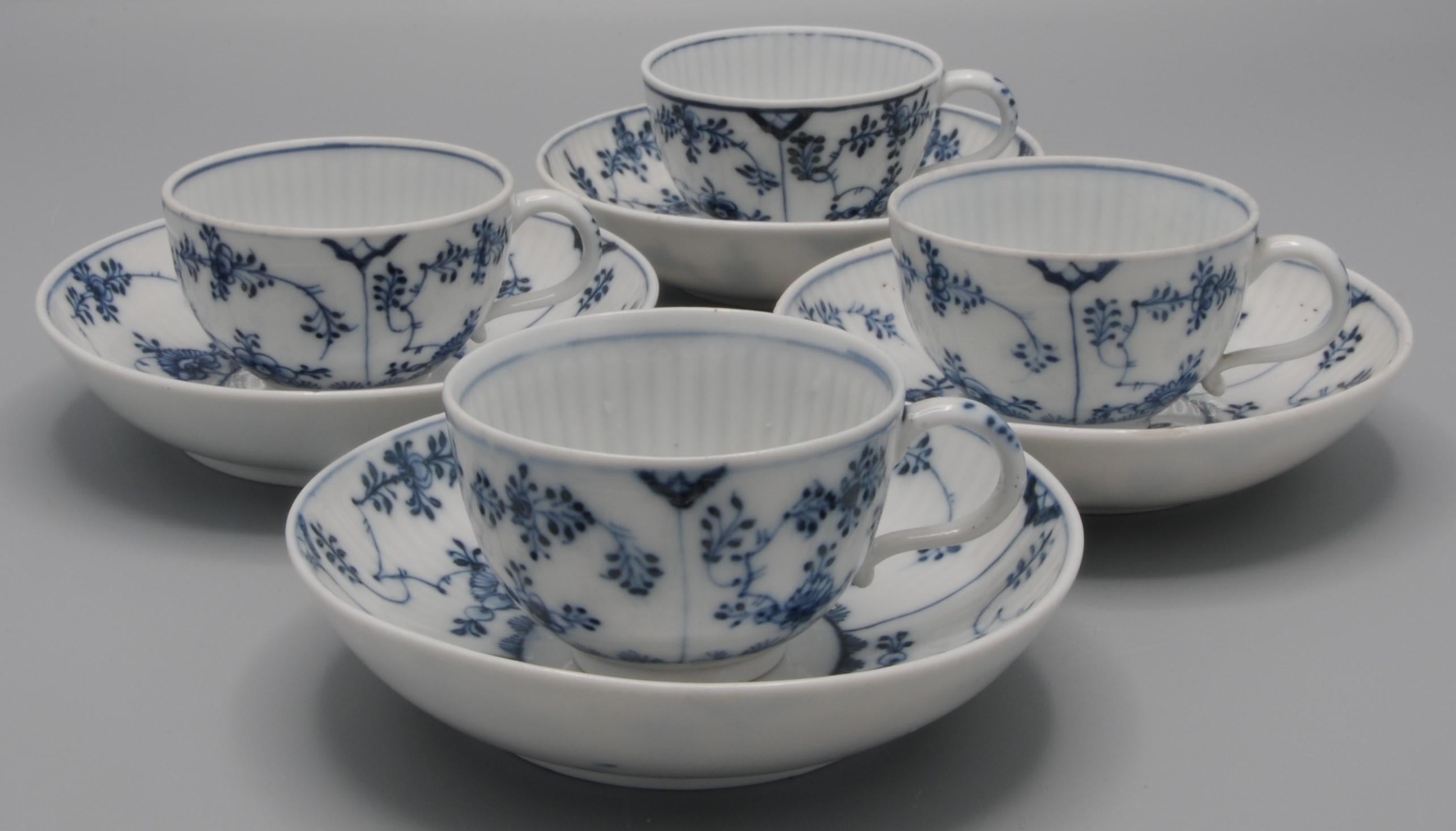 Hand-Painted Meissen - 4 cups and saucers 'Strohblumenmuster', Marcolini period 1774-1814 For Sale