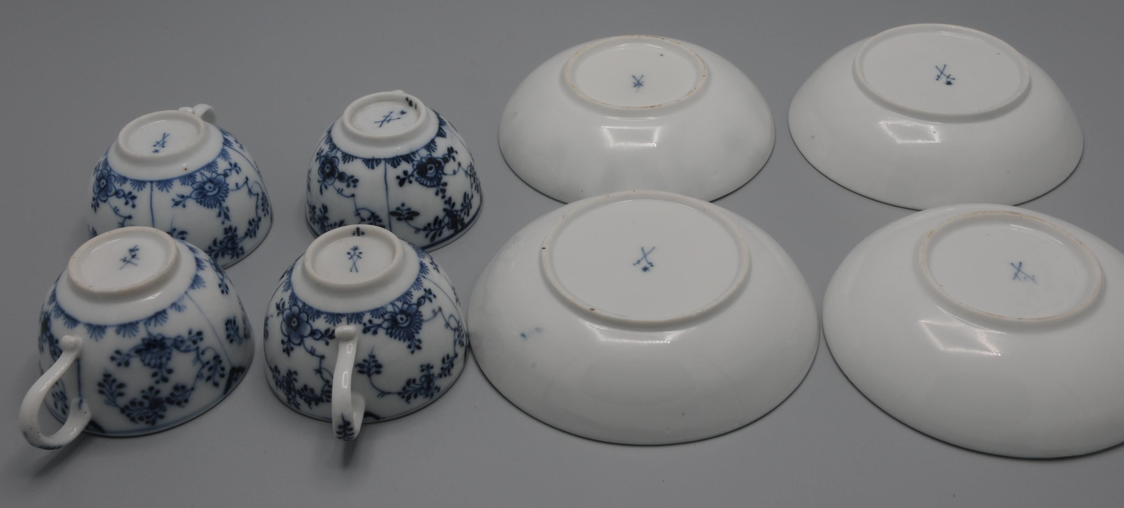 Meissen - 4 cups and saucers 'Strohblumenmuster', Marcolini period 1774-1814 In Good Condition For Sale In DELFT, NL