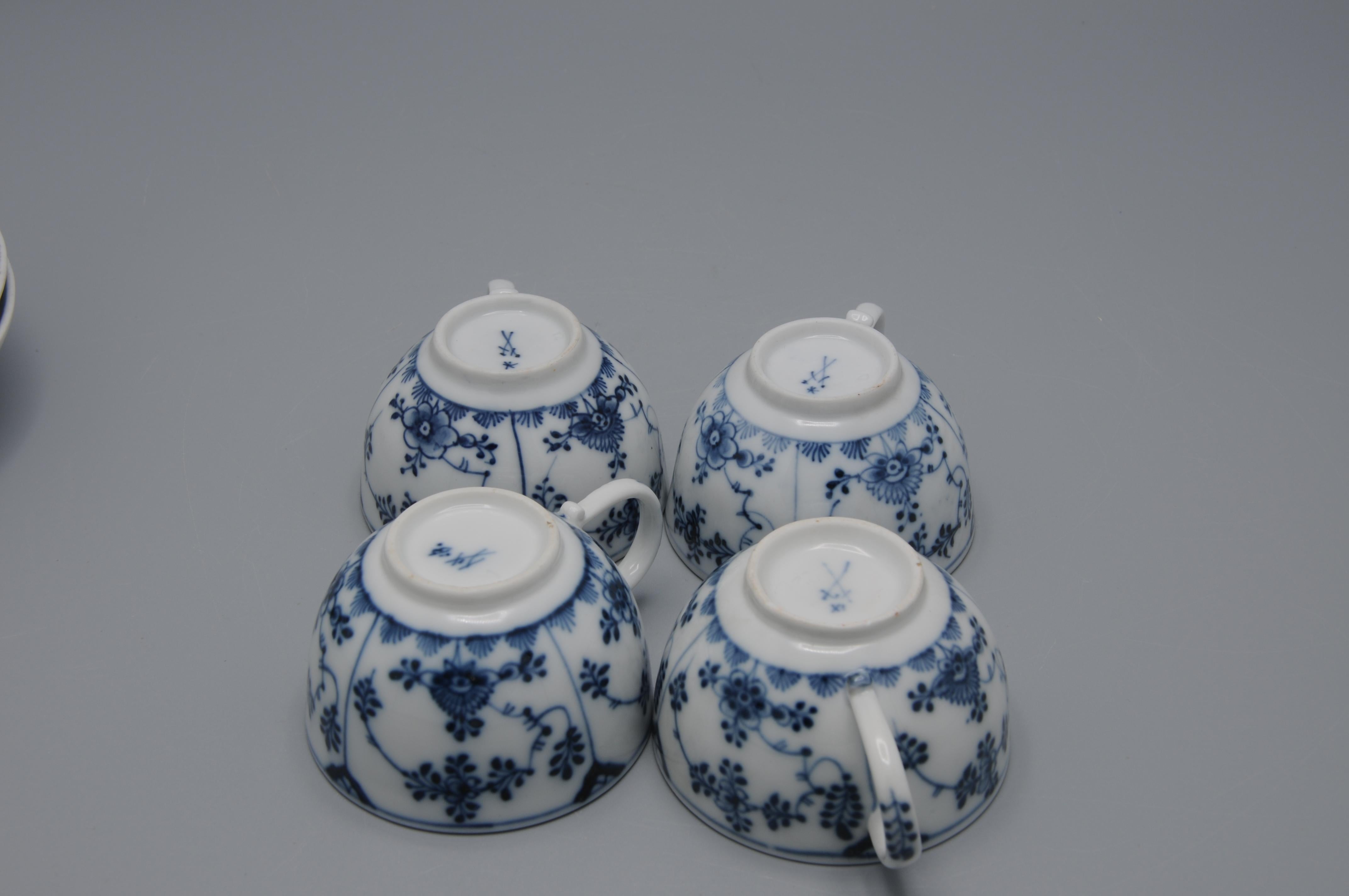 Meissen - 4 cups and saucers 'Strohblumenmuster', Marcolini period 1774-1814 In Good Condition For Sale In DELFT, NL