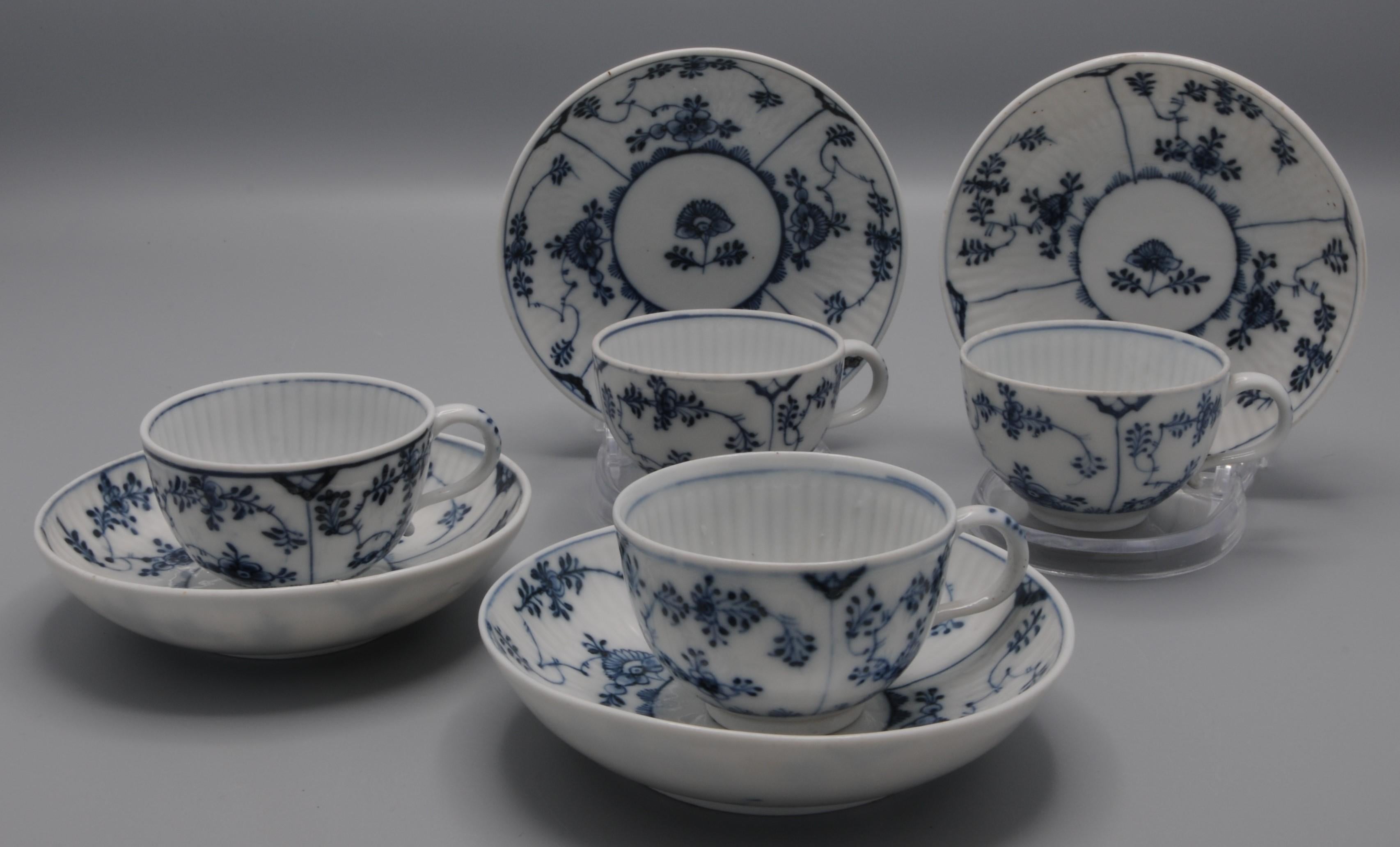 Porcelain Meissen - 4 cups and saucers 'Strohblumenmuster', Marcolini period 1774-1814 For Sale