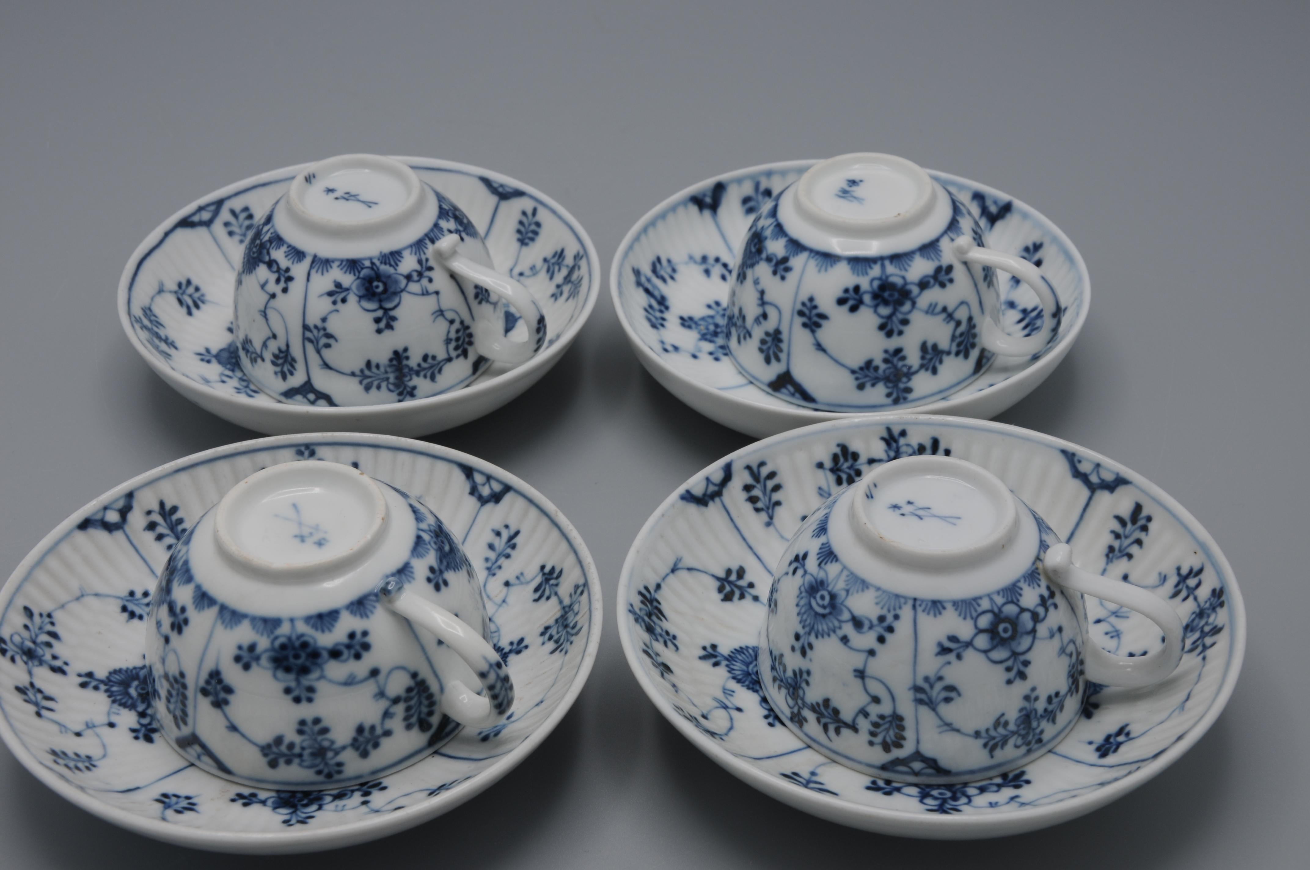 Porcelain Meissen - 4 cups and saucers 'Strohblumenmuster', Marcolini period 1774-1814 For Sale